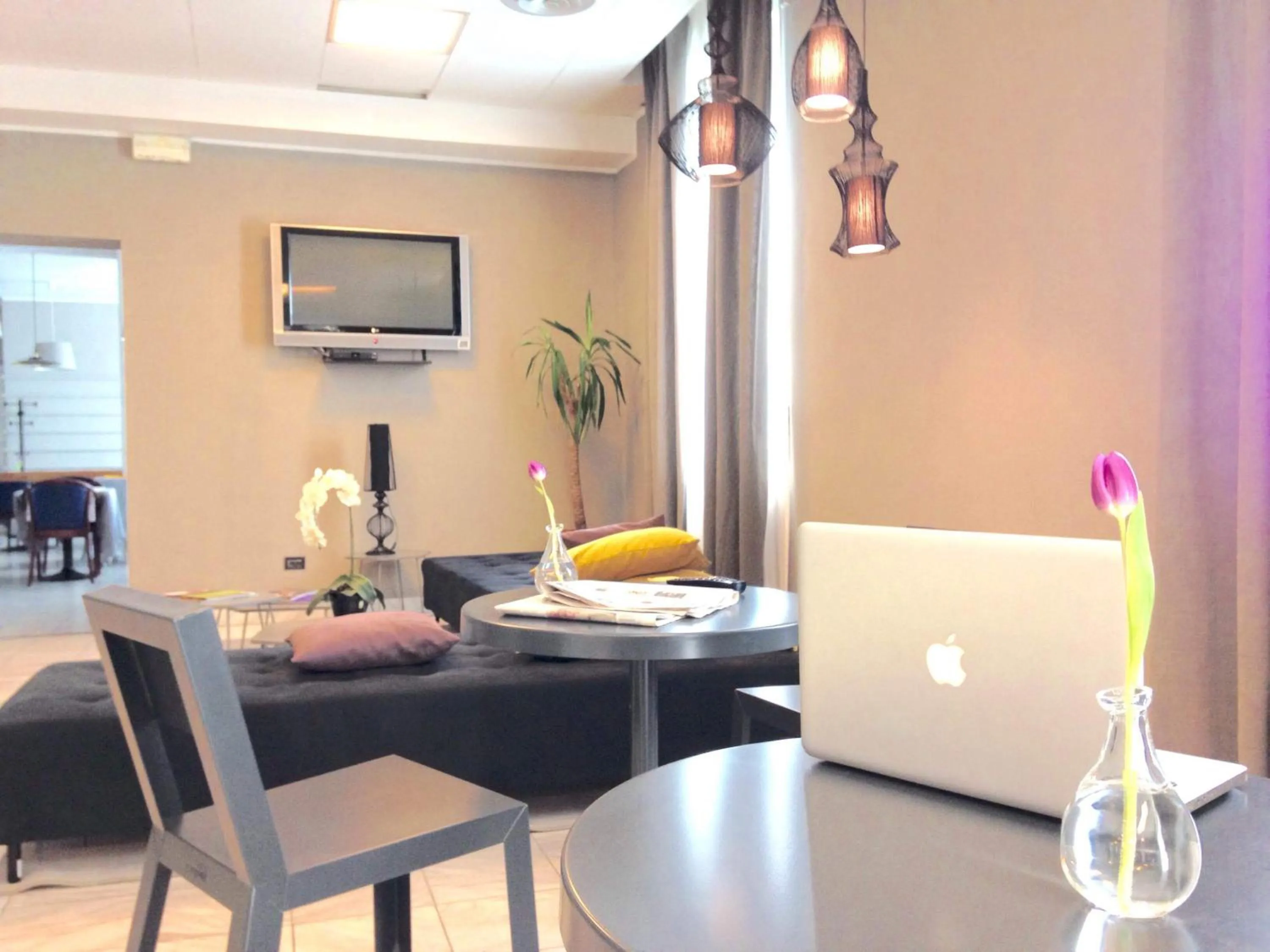 Communal lounge/ TV room in Hotel Ristorante Cervo Malpensa