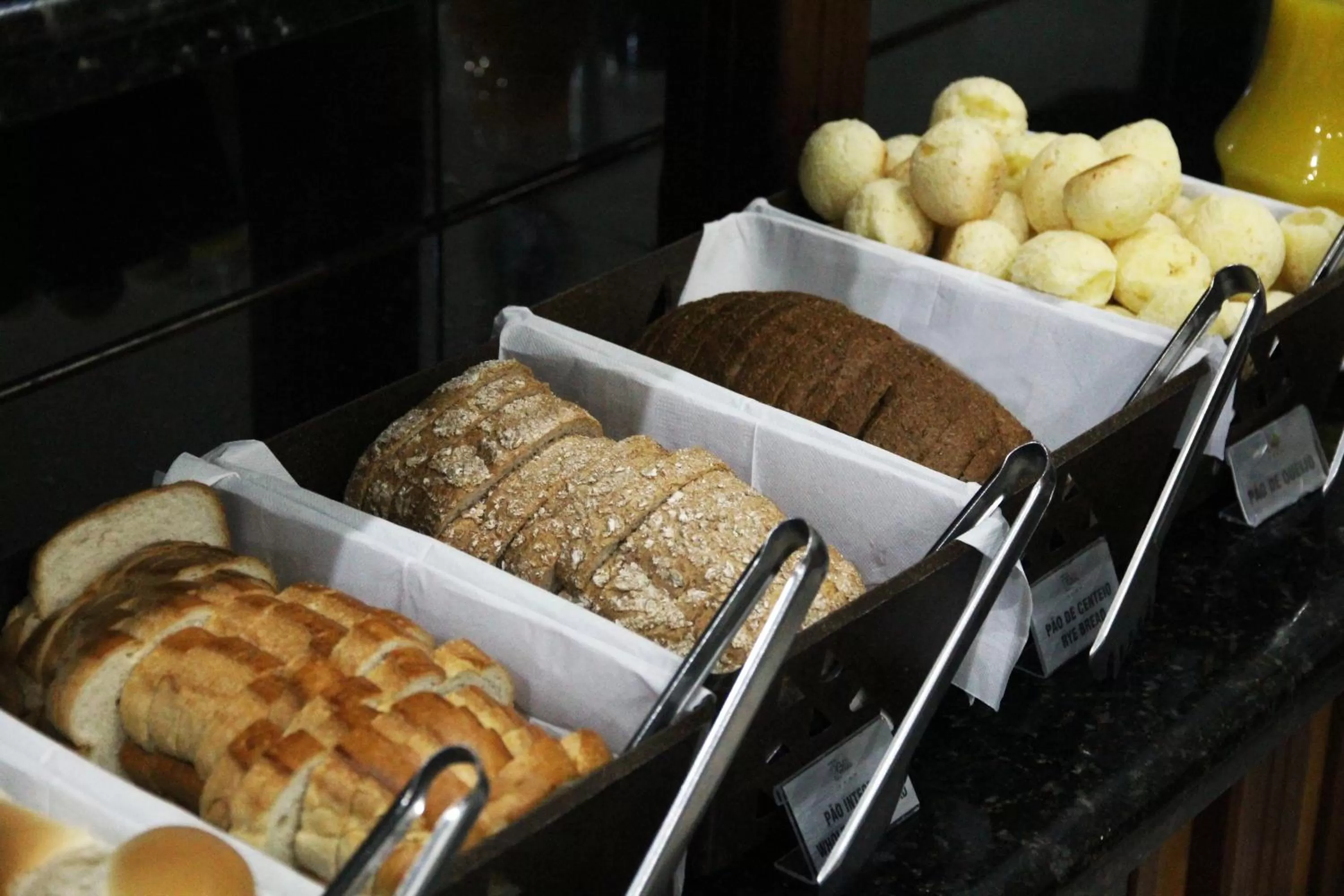 Restaurant/places to eat in Hotel Flat Petras Residence