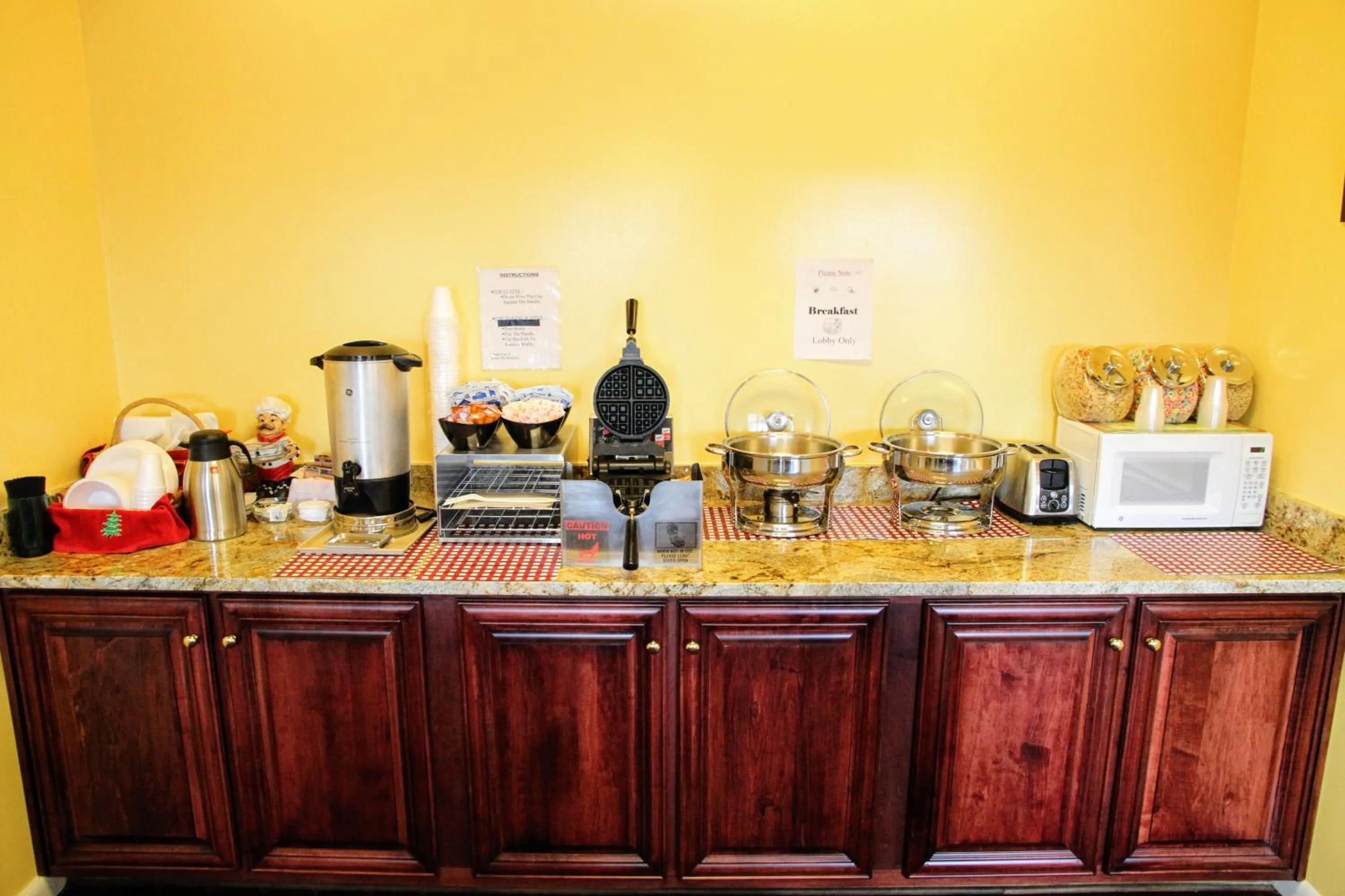 Coffee/tea facilities in Country Hearth Inn-Union City