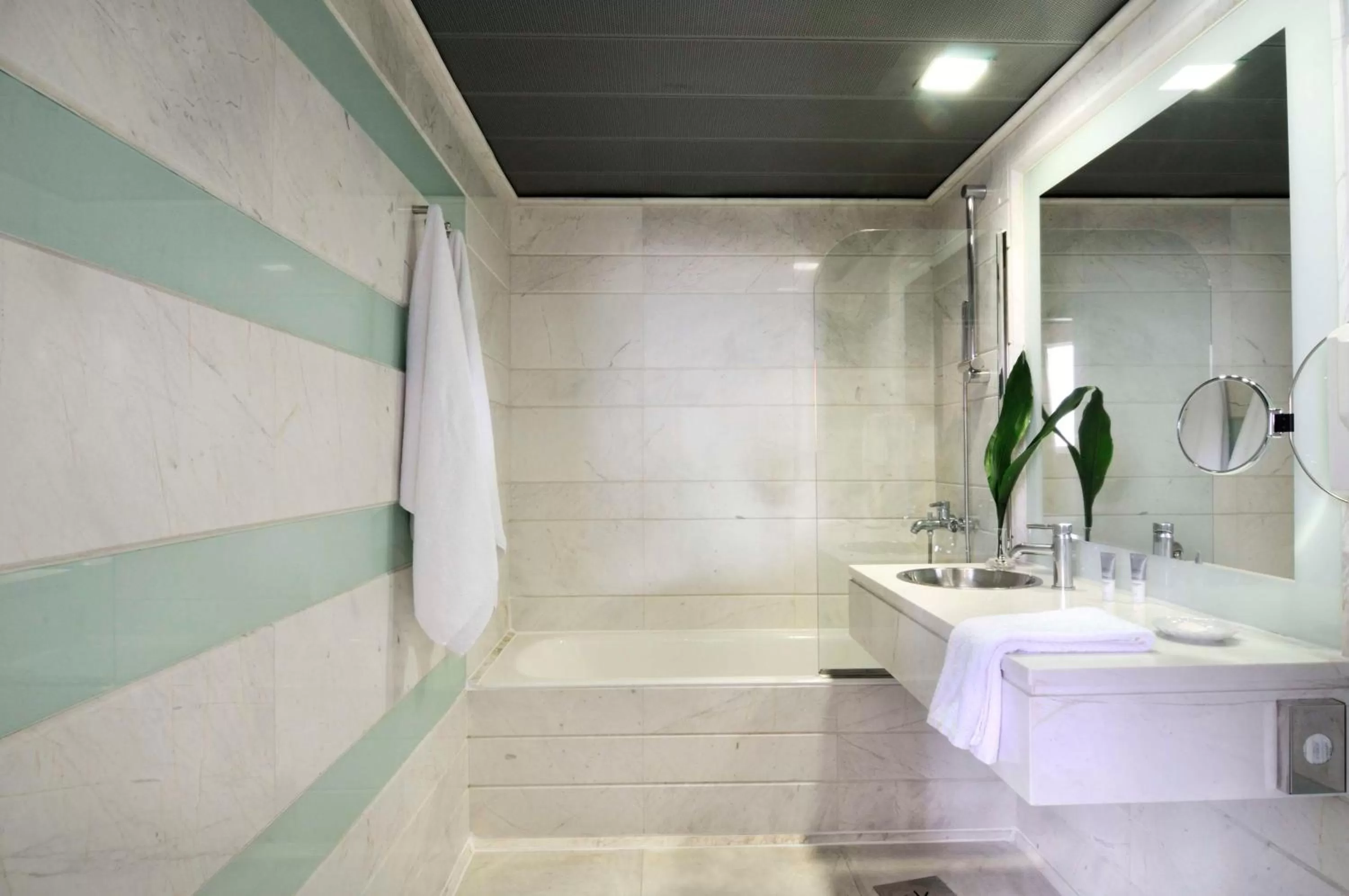 Bathroom in Dorian Inn - Sure Hotel Collection by Best Western