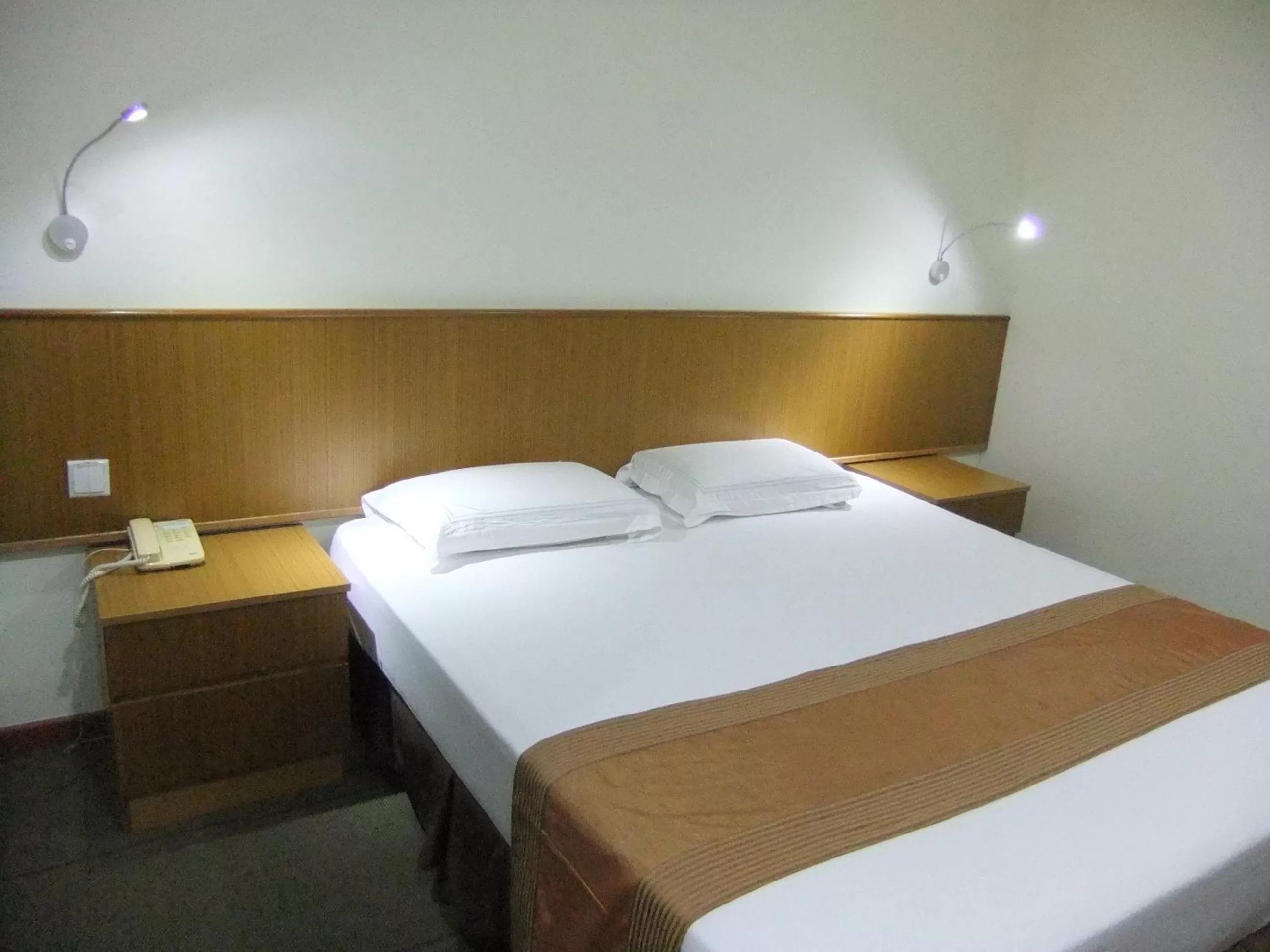 Photo of the whole room, Bed in New Cape Inn