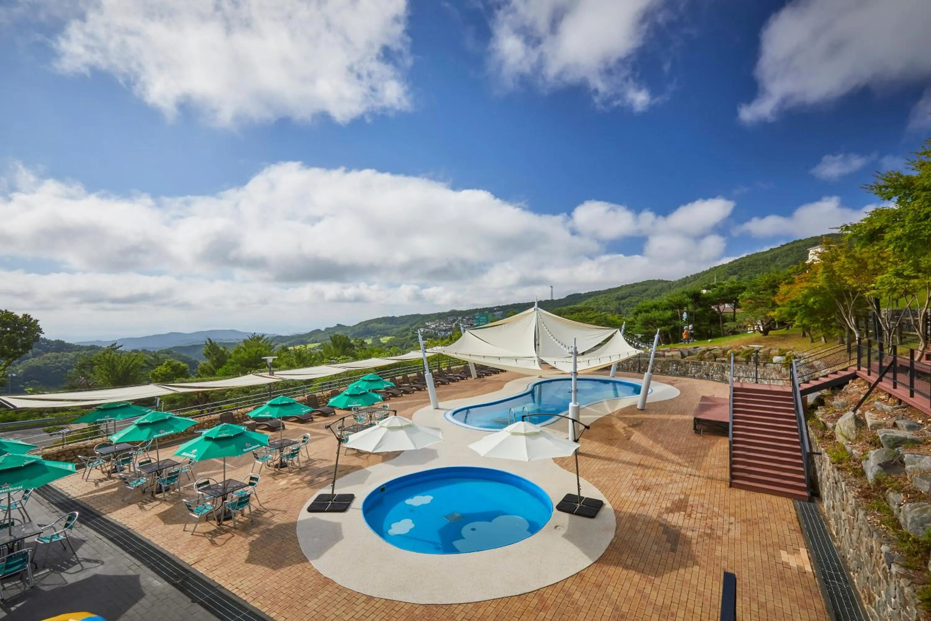 Swimming pool in Gyeongju Mauna Ocean Resort