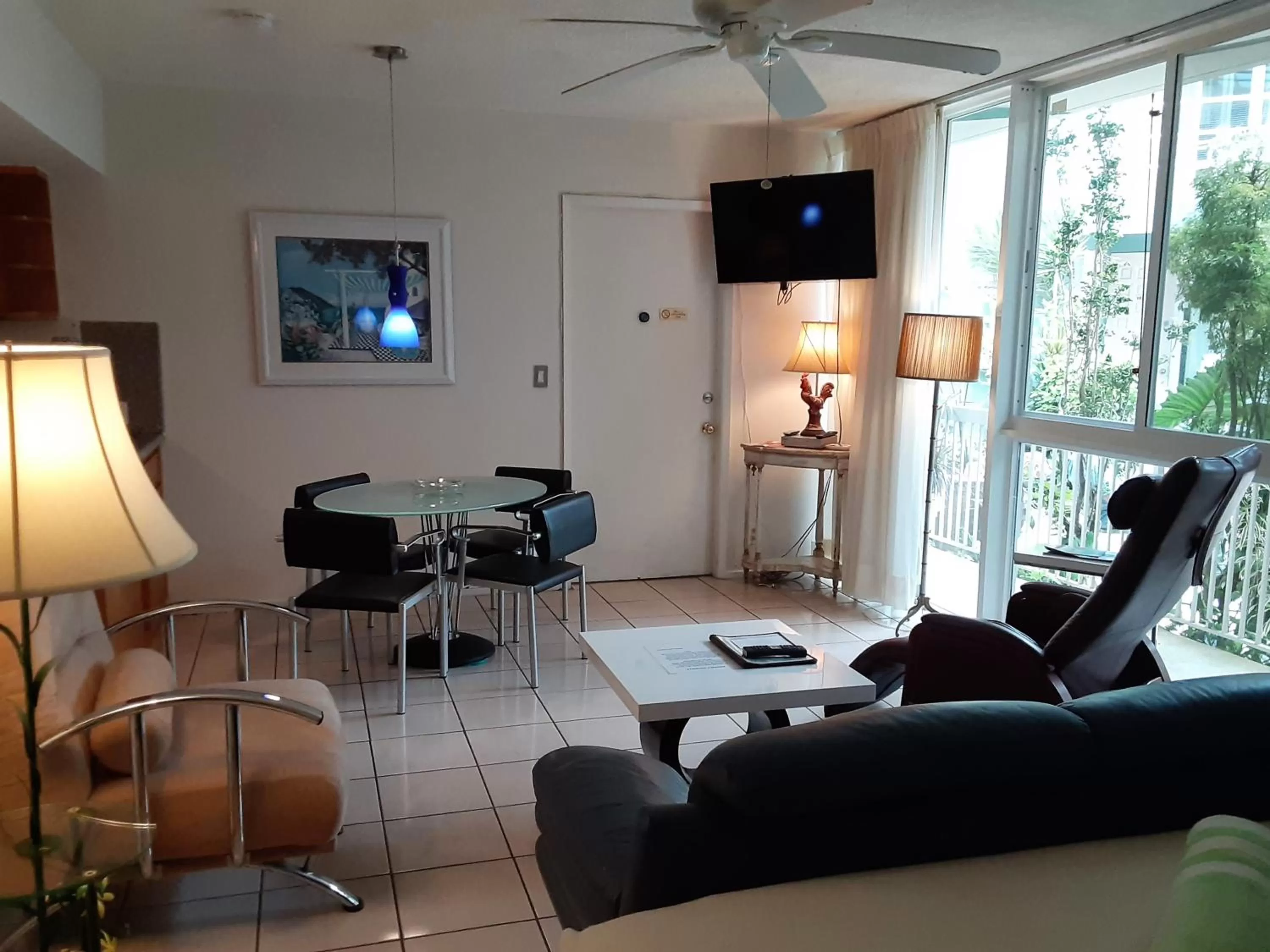 Communal lounge/ TV room in Manhattan Tower Apartment Hotel