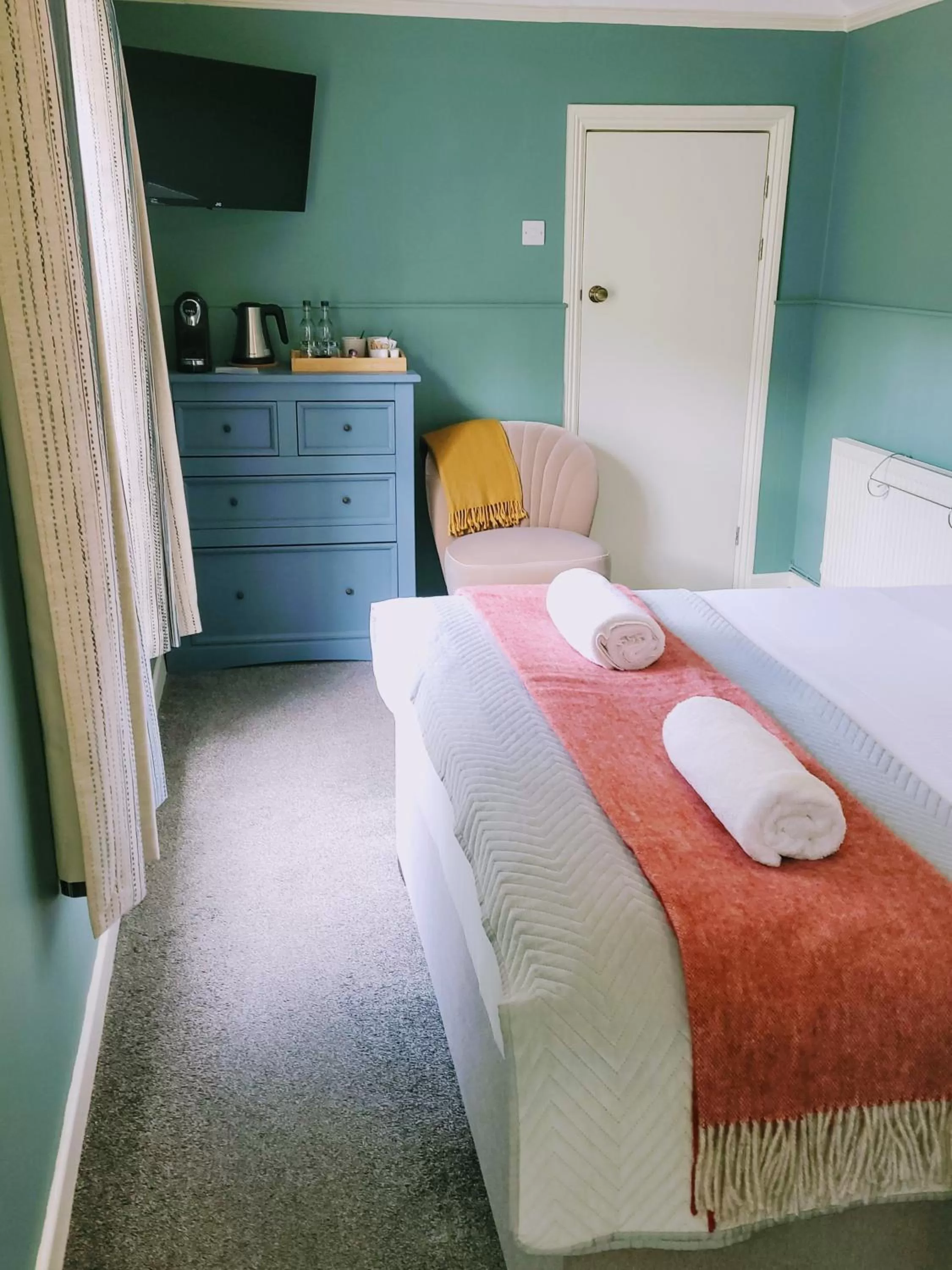 Photo of the whole room, Bed in Jacobs Ladder Inn