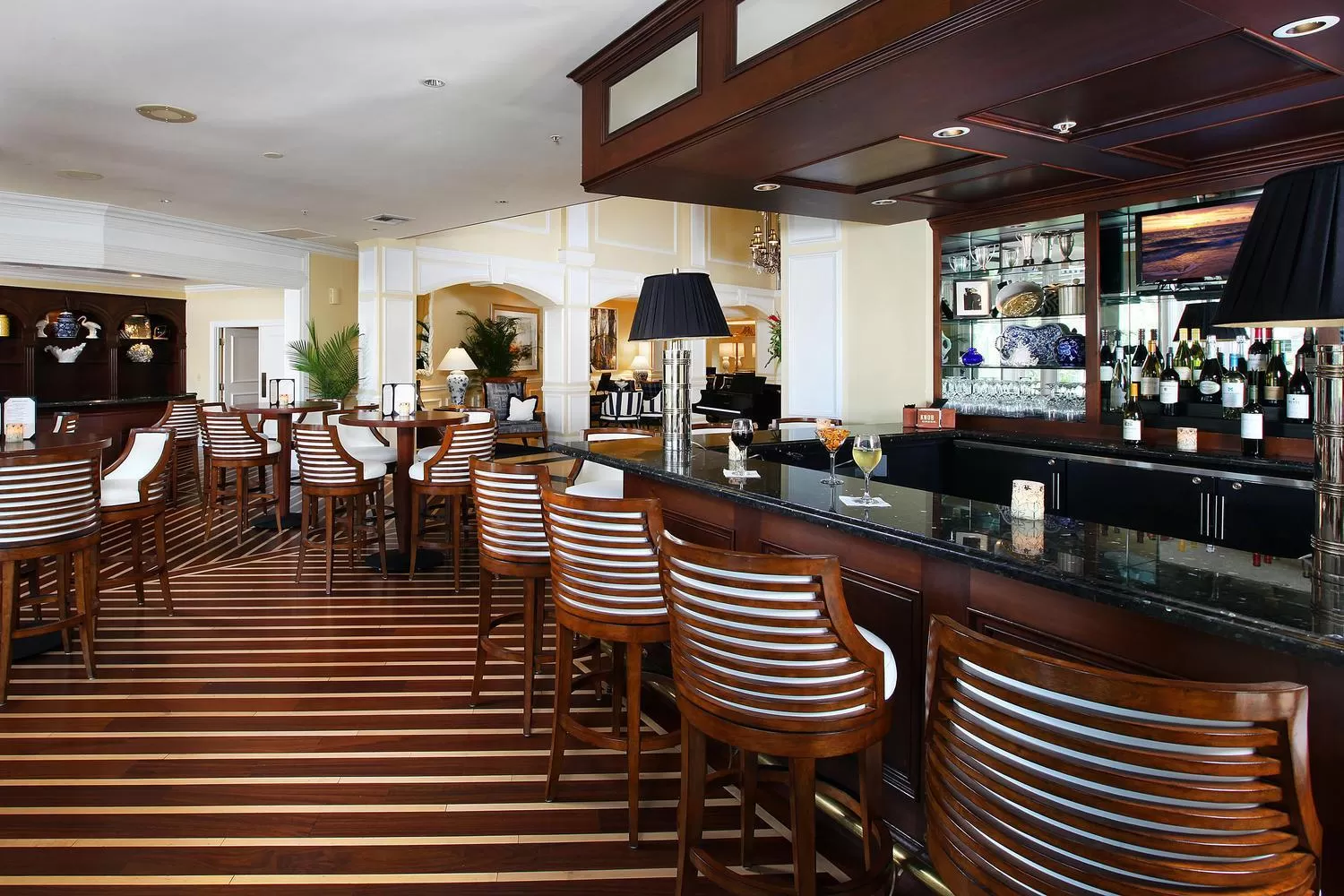Lounge or bar in Inn at Pelican Bay
