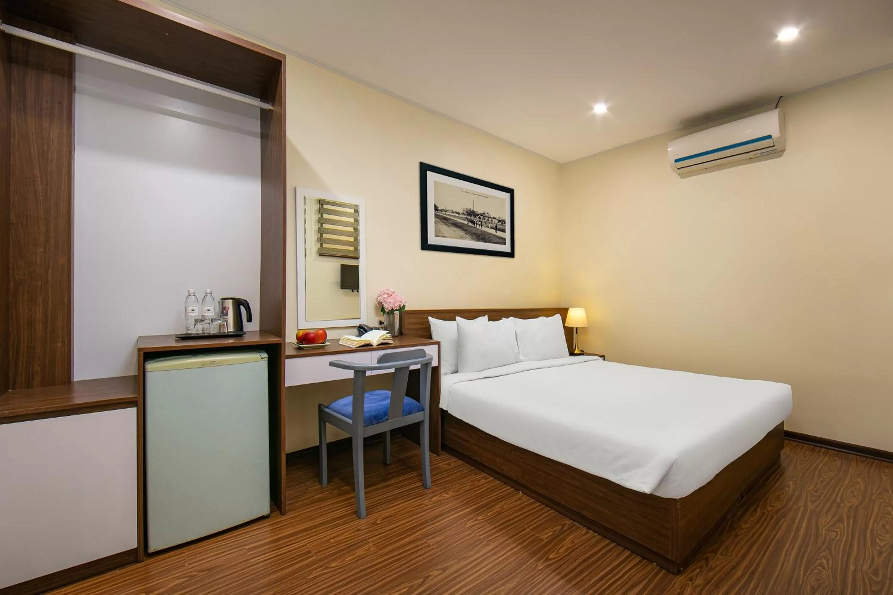 Kitchen or kitchenette, Bed in Queen Cafe Hotel & Pub