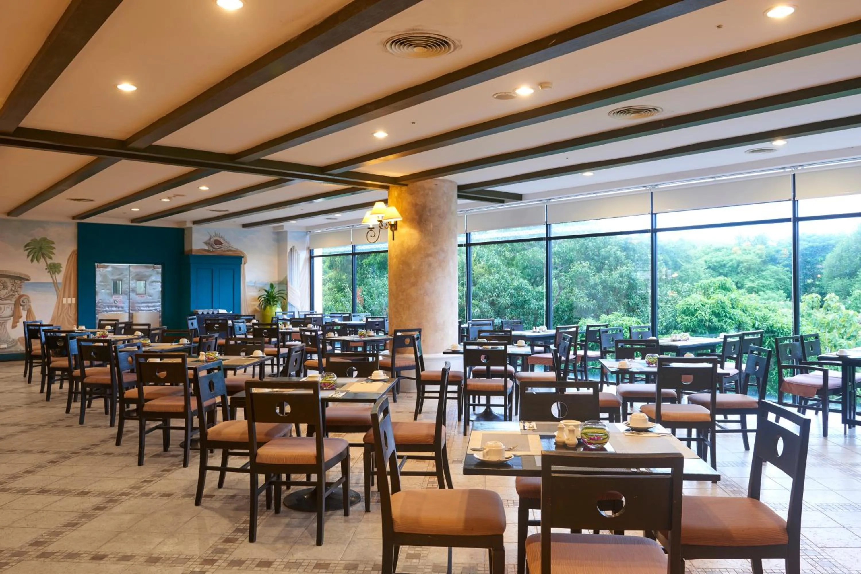 Restaurant/places to eat in Long Beach Garden Hotel & Pavilions