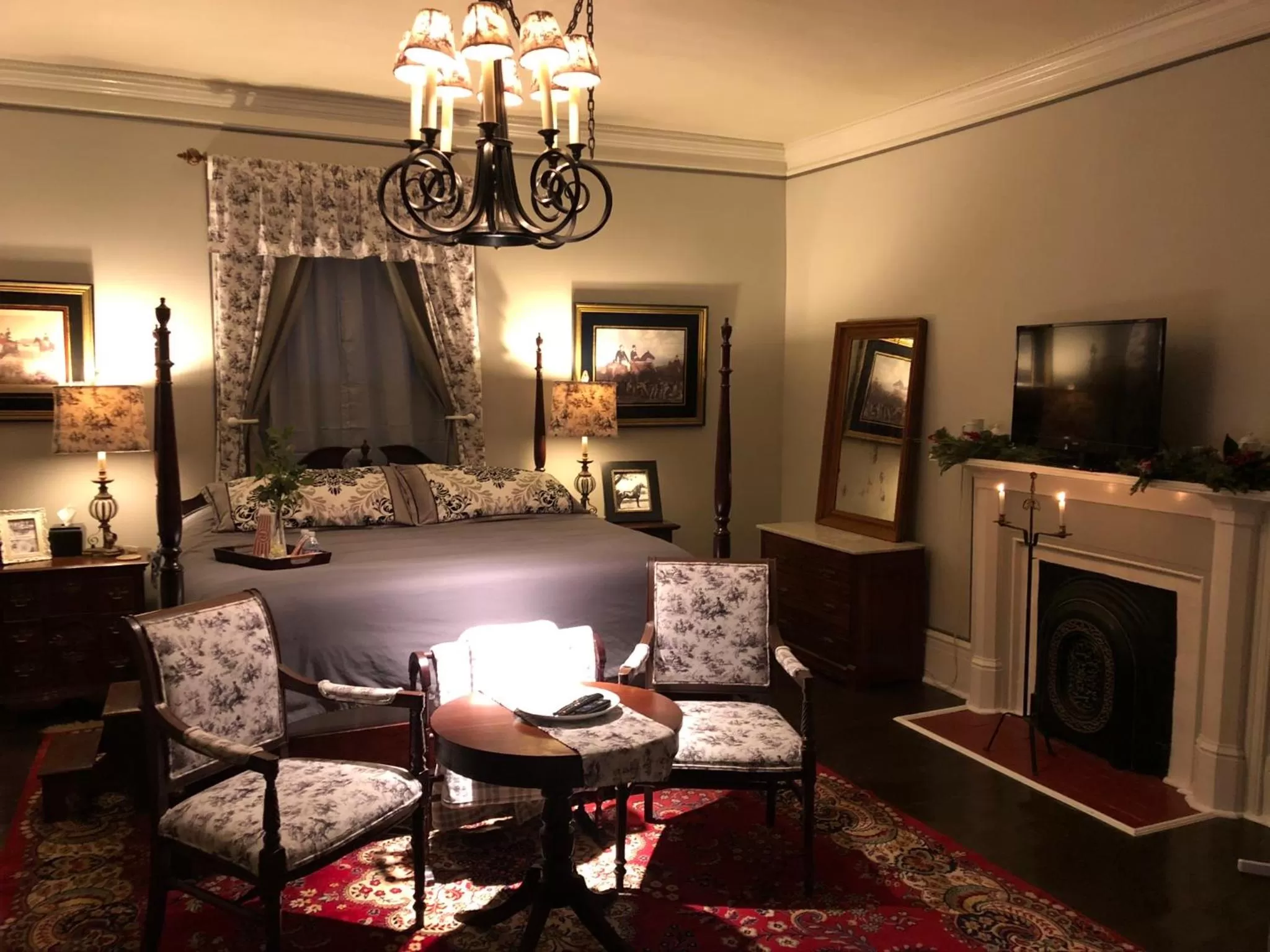 Deluxe King Suite in Belmont Inn