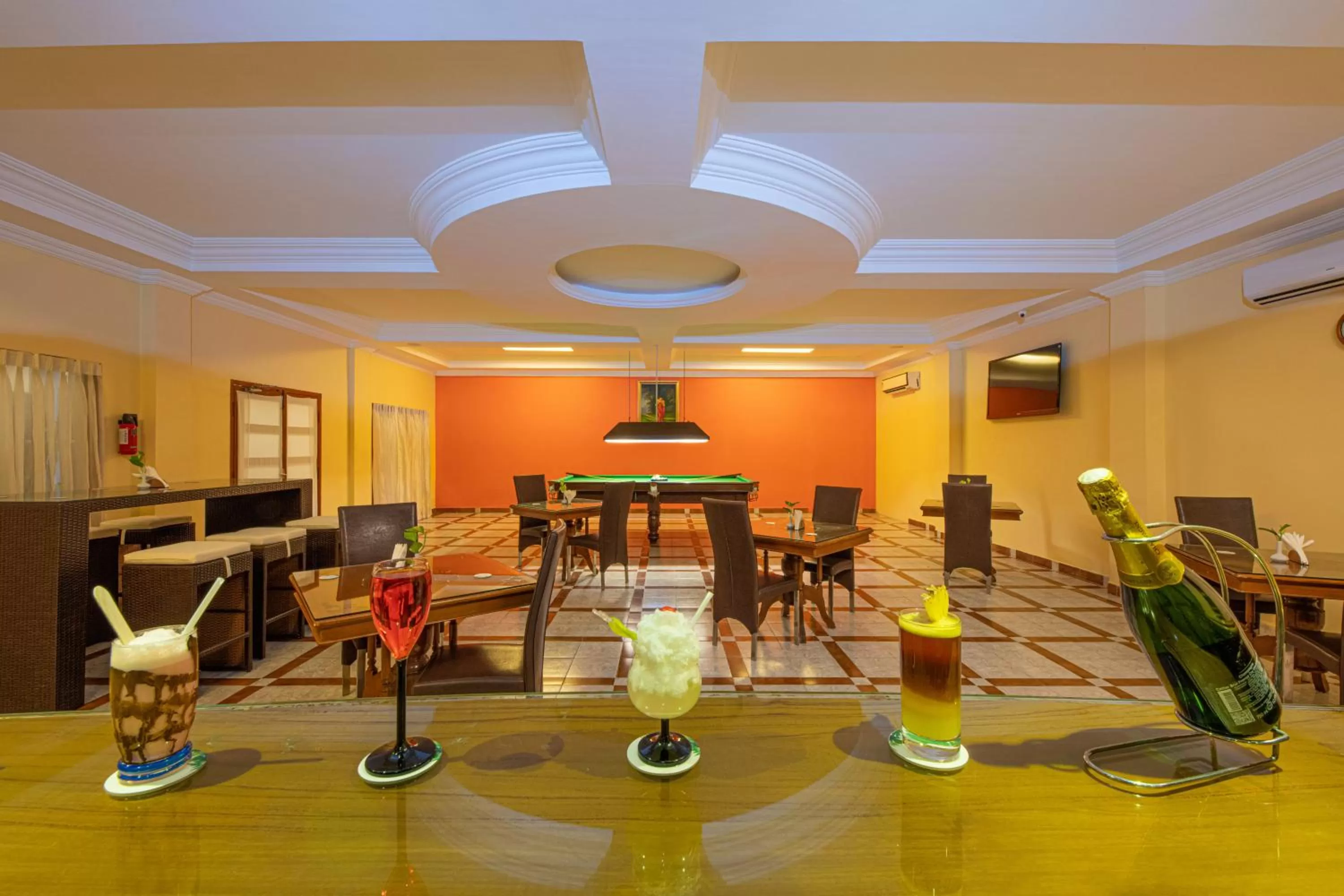 Lounge or bar, Restaurant/Places to Eat in GReaT Trails Riverview Thanjavur By GRT Hotels