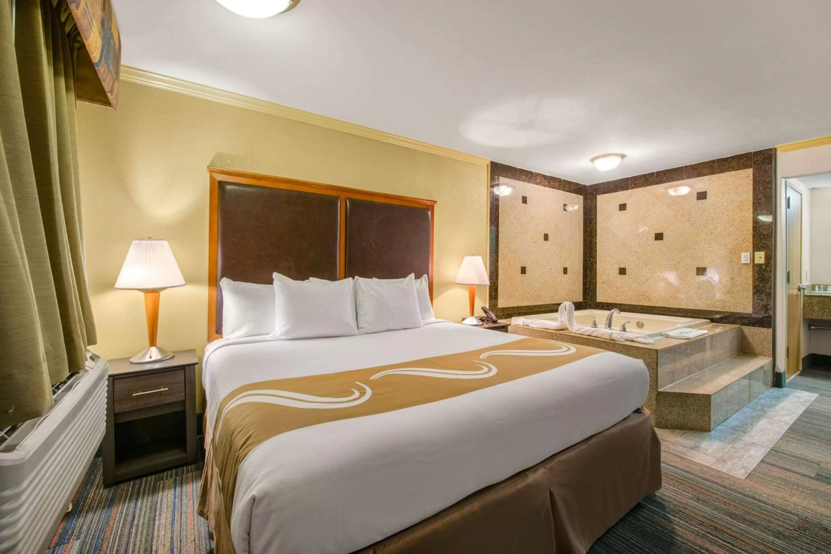 Bed in Hibiscus Inn & Suites