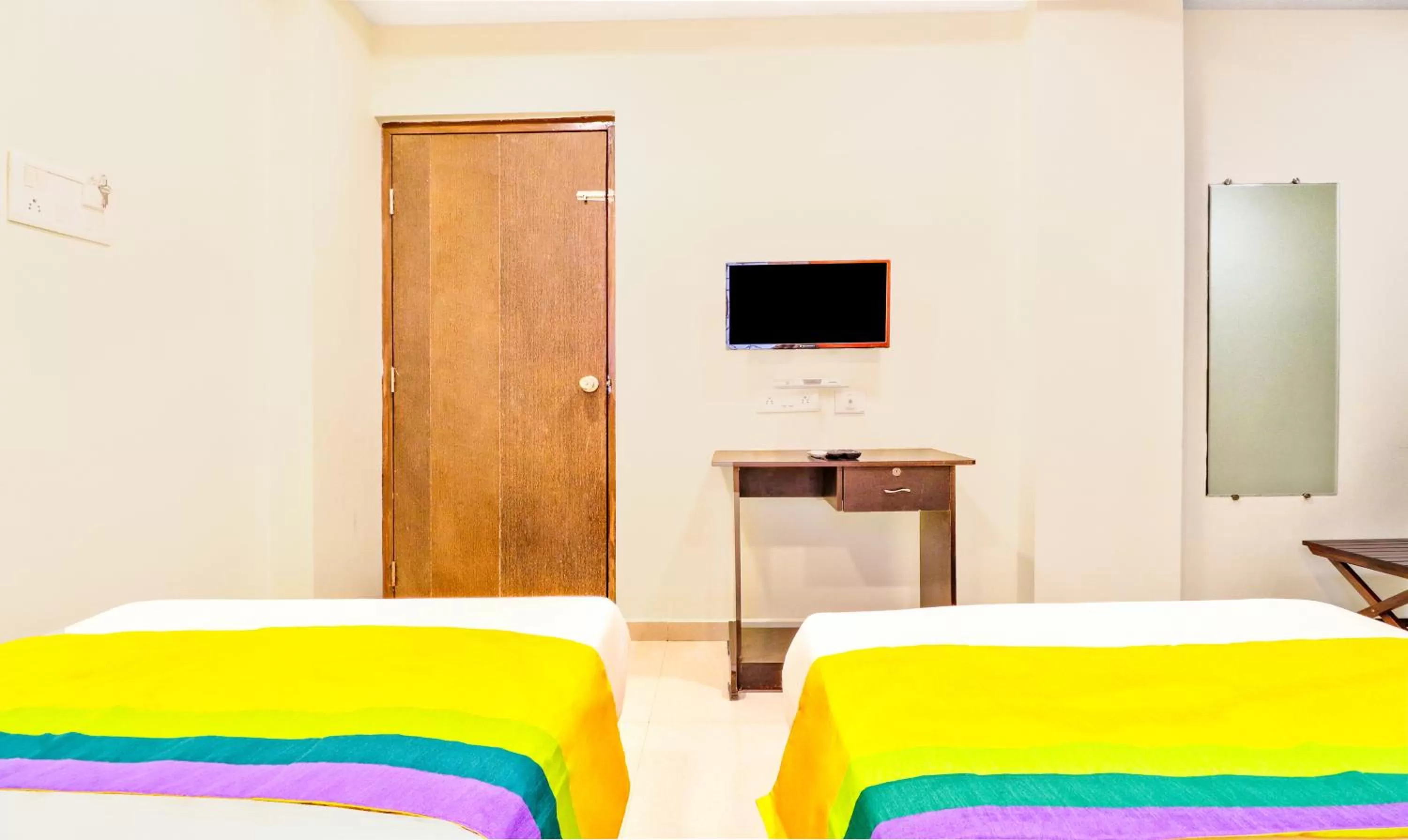 Bedroom, Bed in Itsy Hotels Carnival Inn