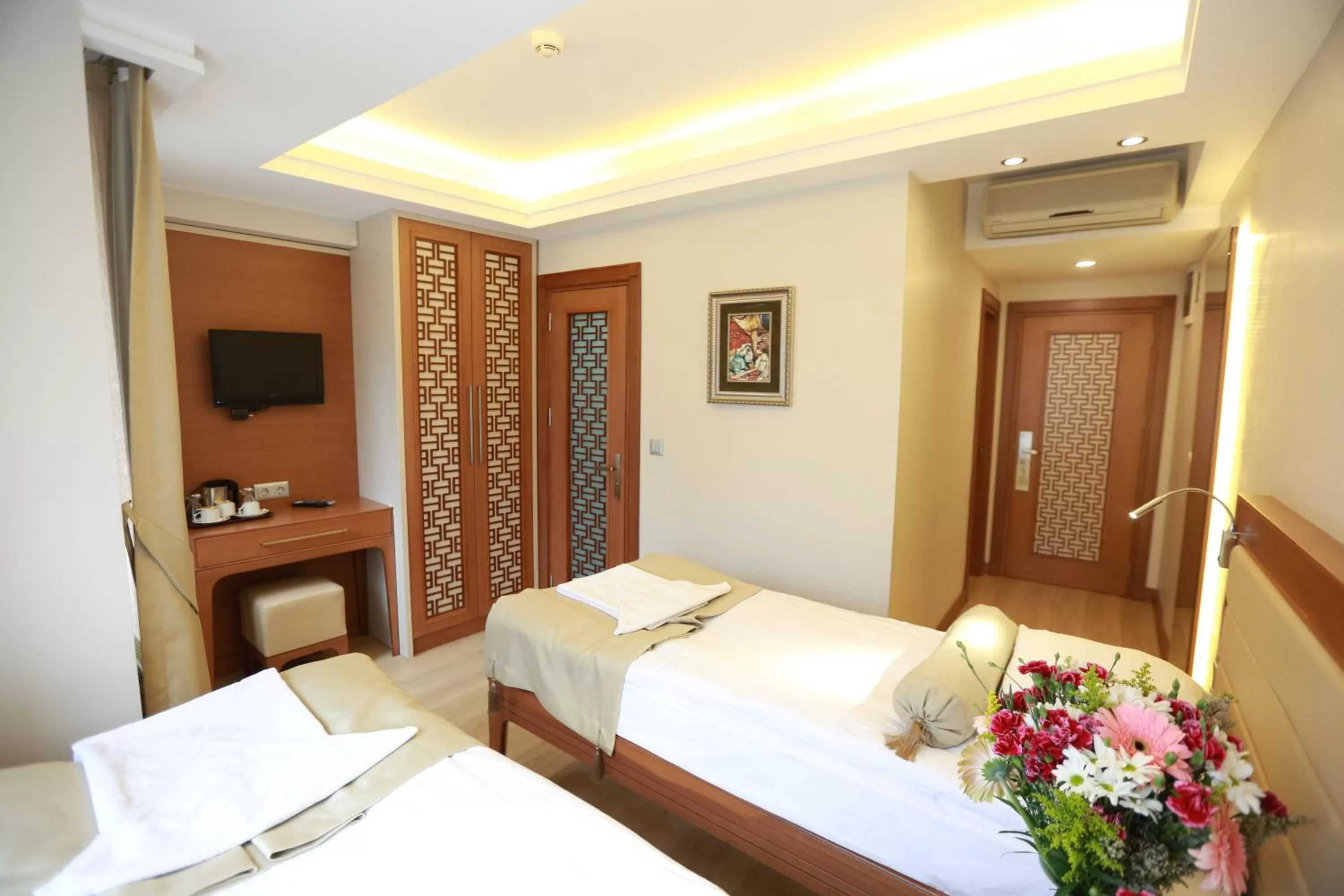 Photo of the whole room, Bed in Sirkeci Park Hotel