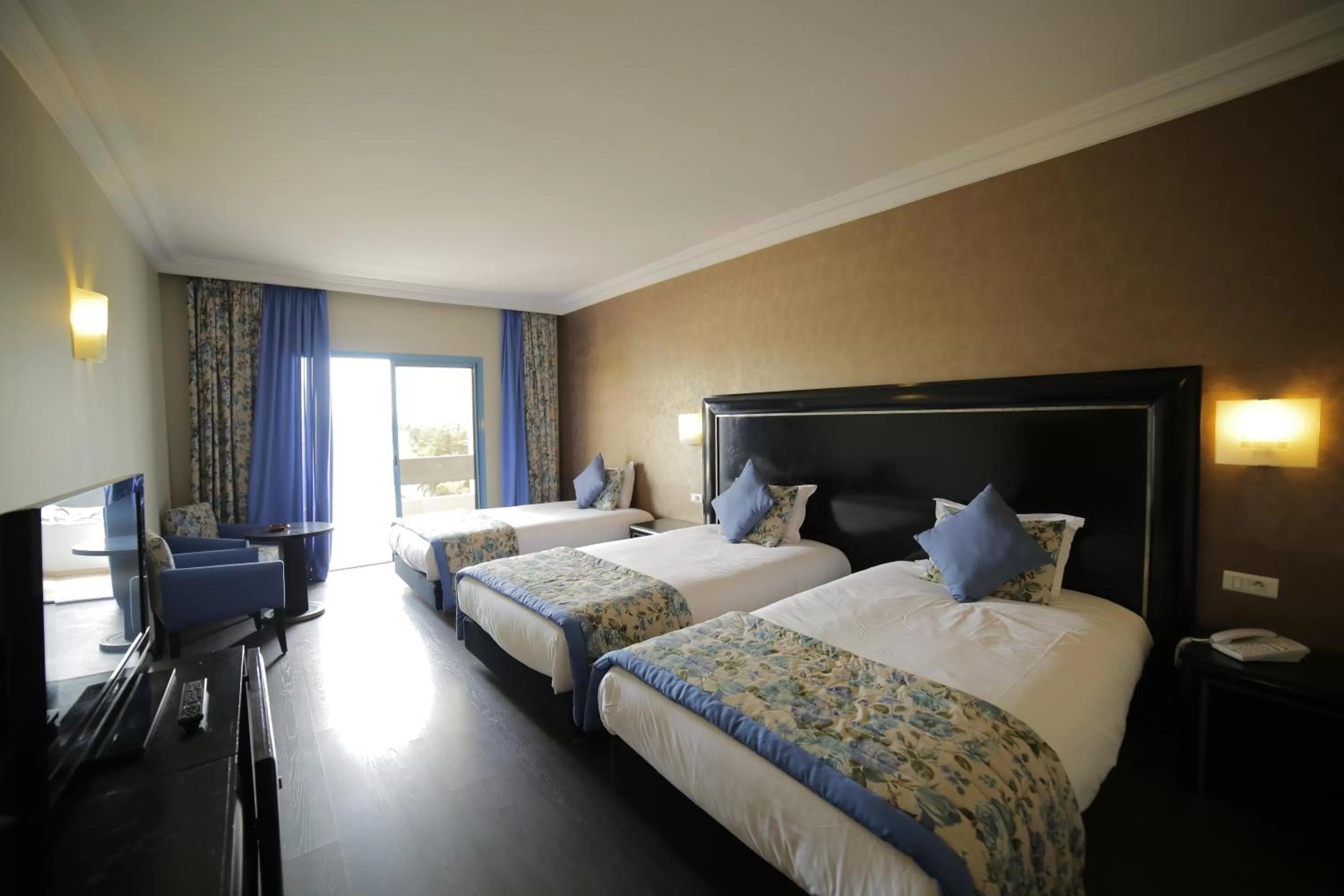 Photo of the whole room, Bed in Hotel Suisse