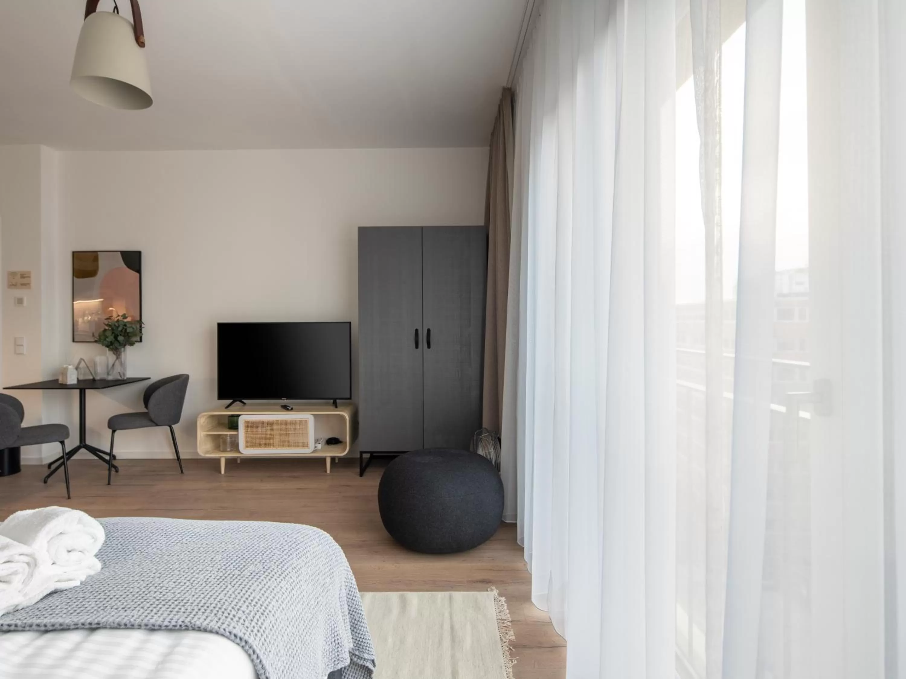 Photo of the whole room, Bed in Limehome Frankfurt Gutleutstraße - Digital Access