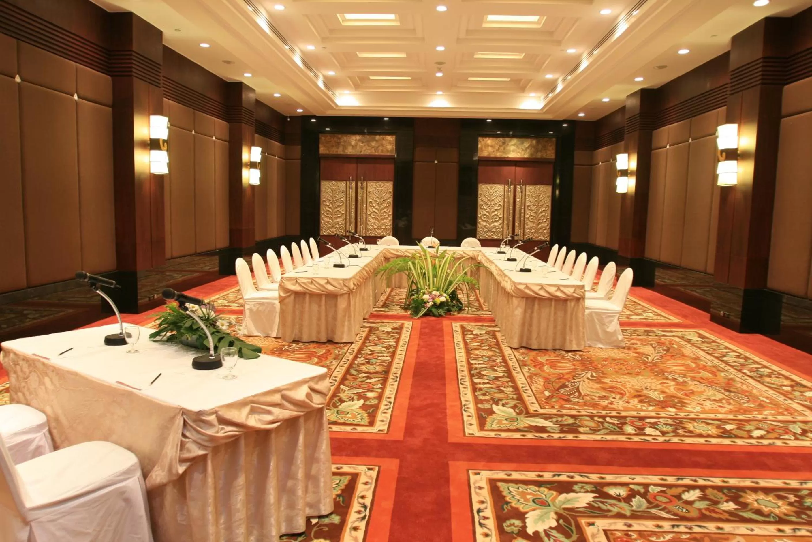 Evening entertainment in Grand Pacific Sovereign Resort & Spa