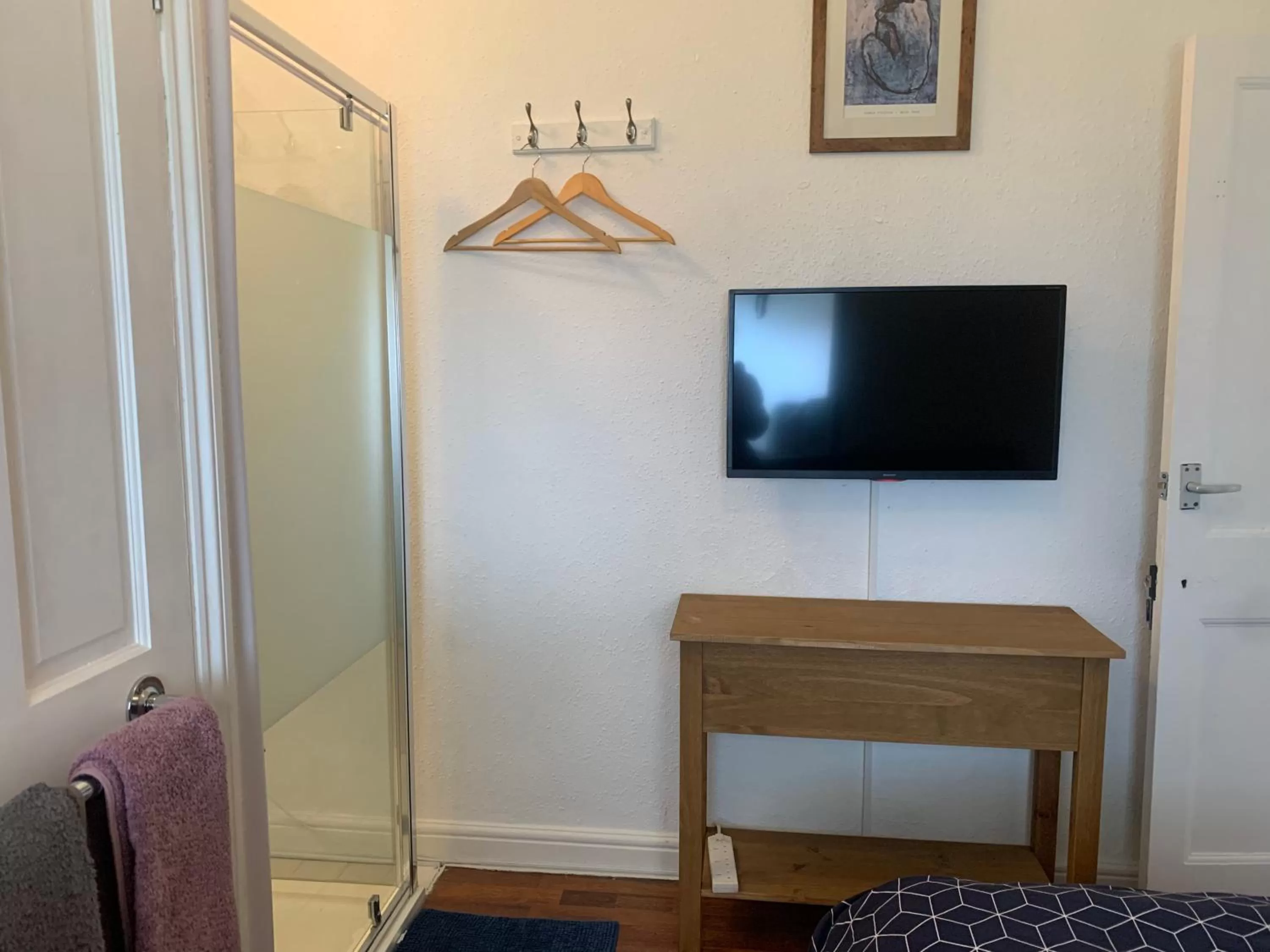 Shower, TV/Entertainment Center in East of Ipswich Bed & Breakfast