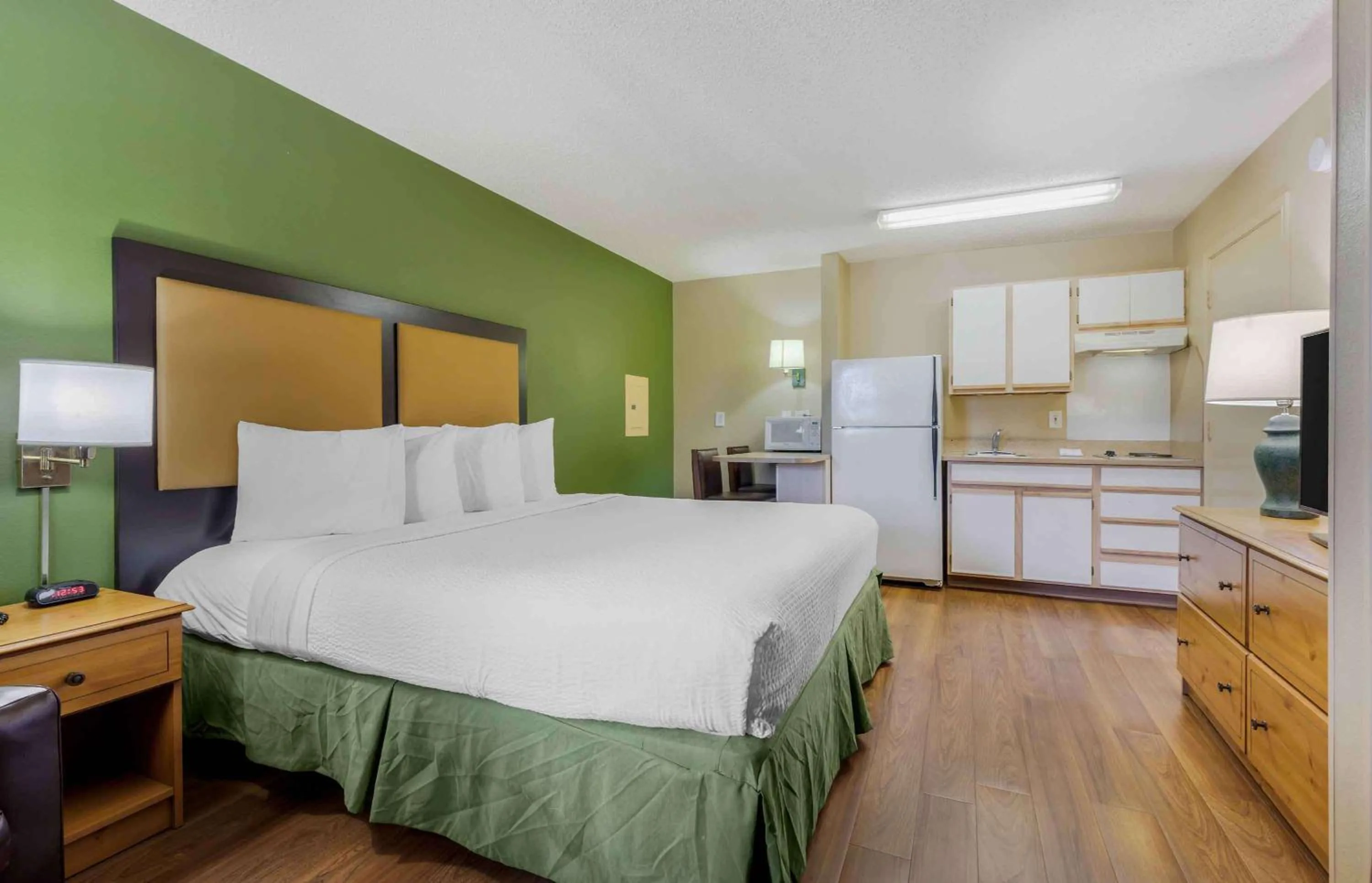 Bedroom, Bed in Extended Stay America Suites - Portland - Tigard