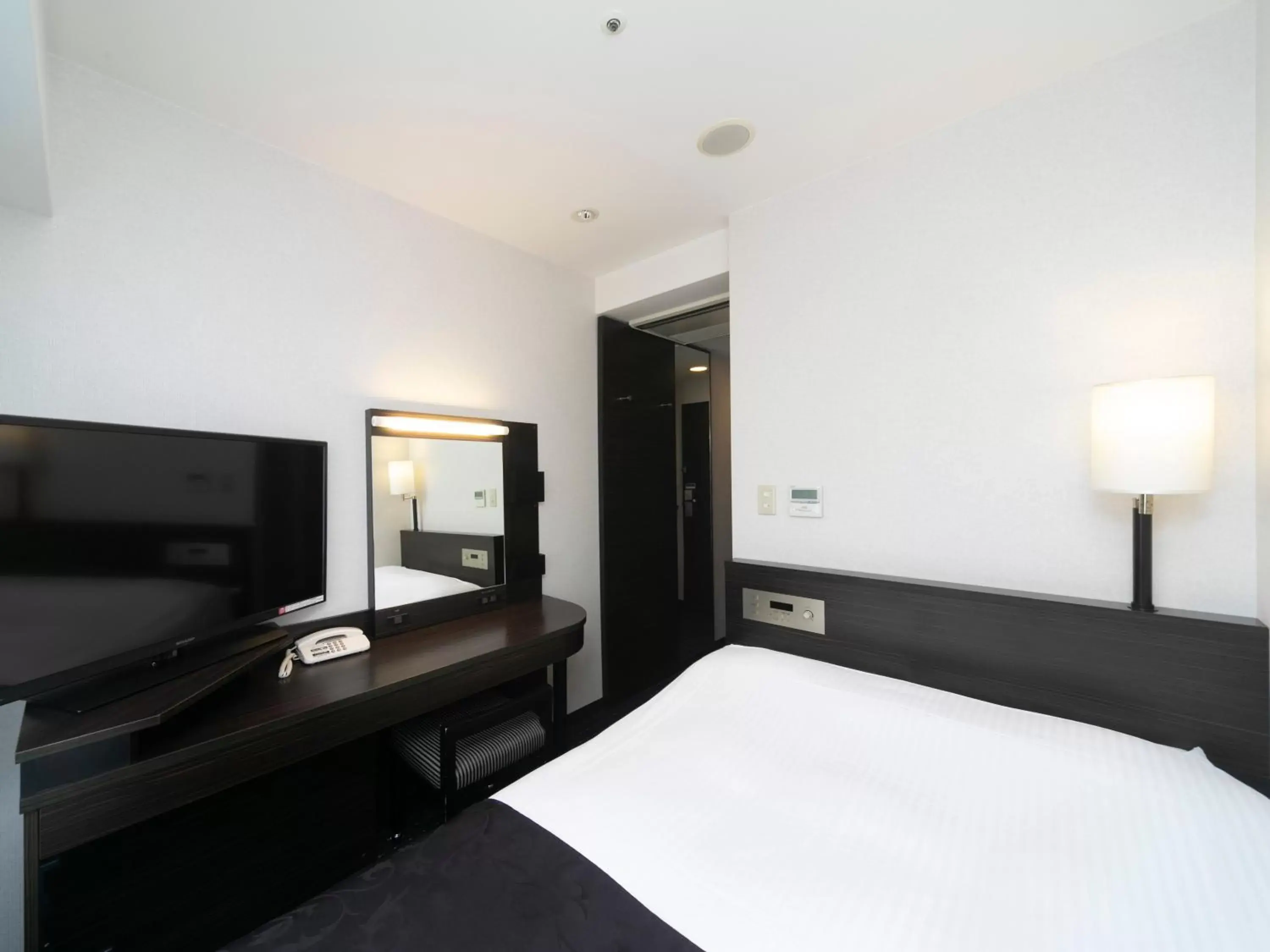 Double Room with Small Double Bed - Smoking in APA Hotel Yodoyabashi Ekimae Double Room with Small Double Bed - Smoking in APA Hotel Yodoyabashi Ekimae