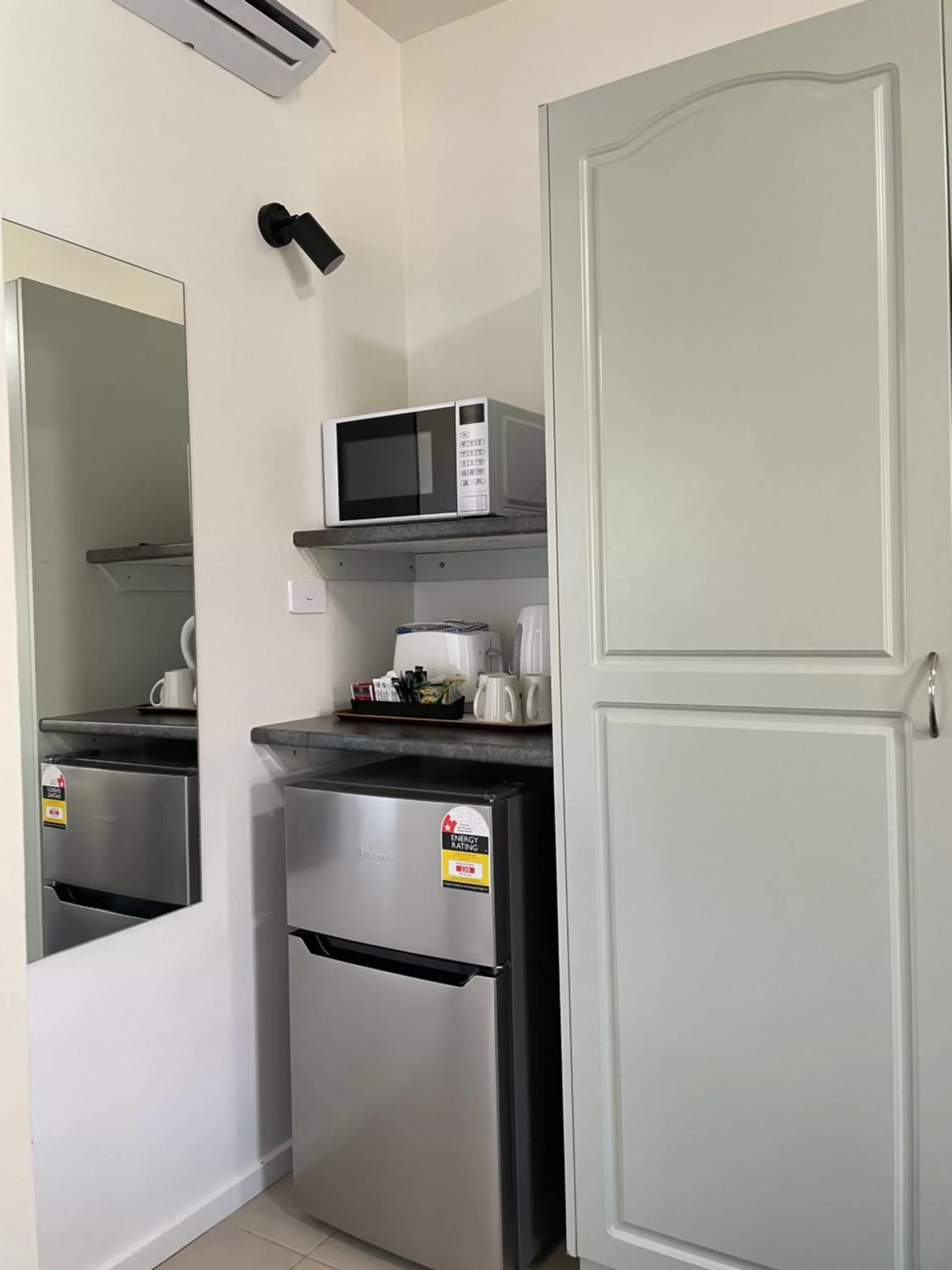 Kitchen or kitchenette in SHEPPARTON MOTOR INN Tudor House Motel