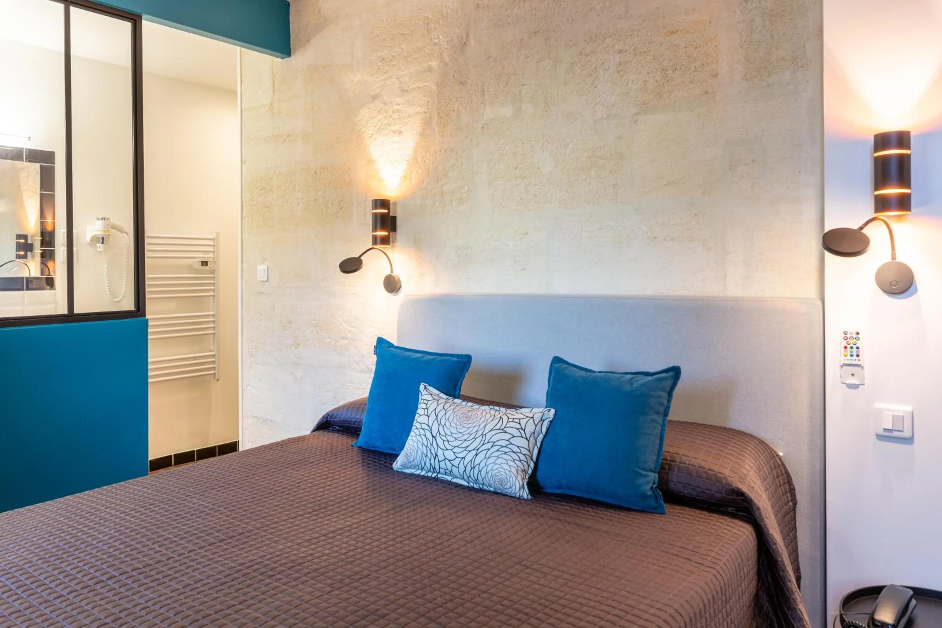 Bed in Cit'Hotel Le Regina Bordeaux Gare Saint-Jean