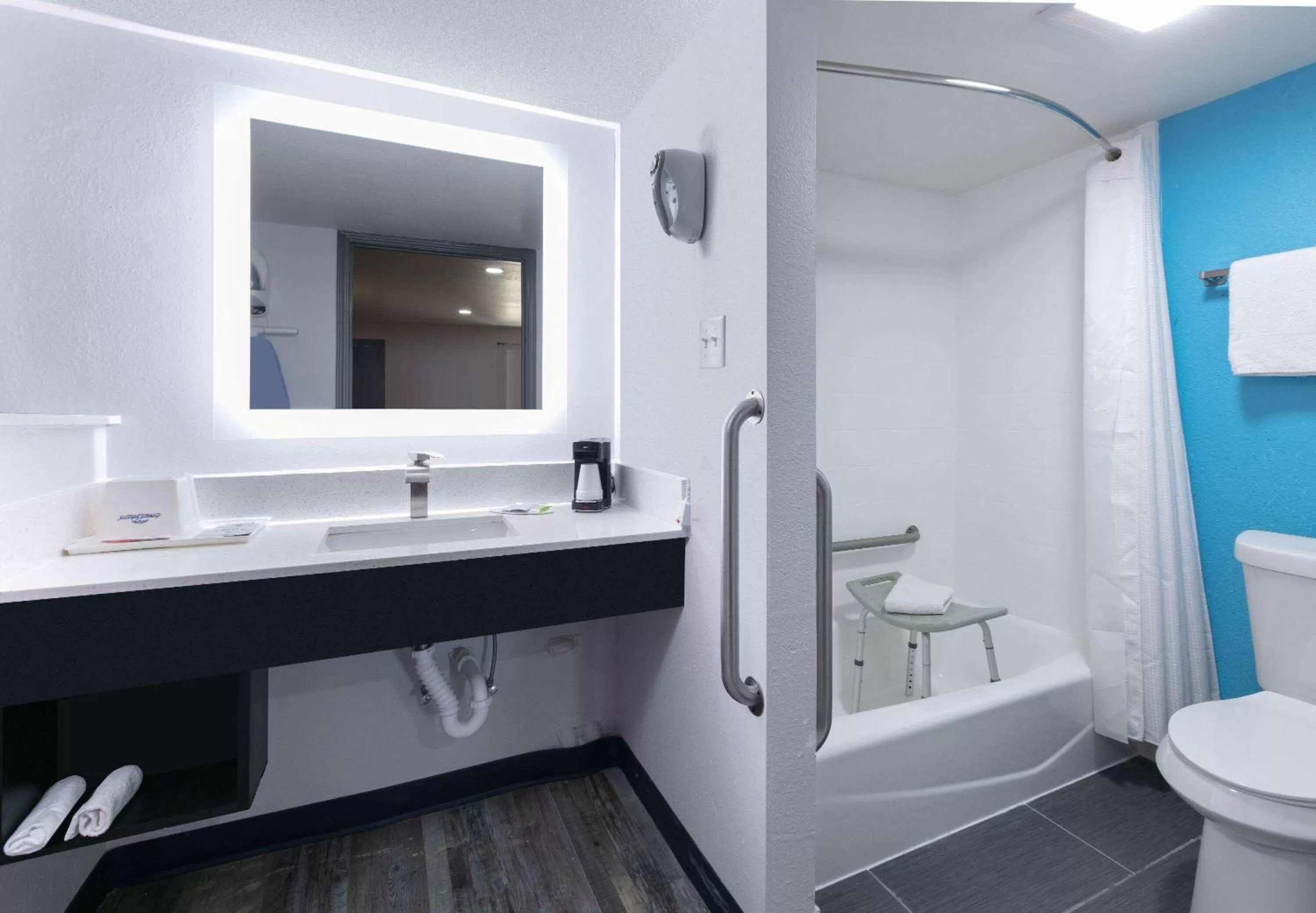 Bathroom in Howard Johnson by Wyndham San Marcos