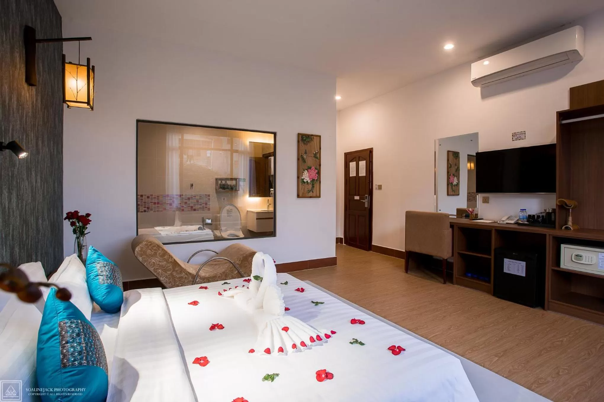 Photo of the whole room, Bed in Orussey One Boutique