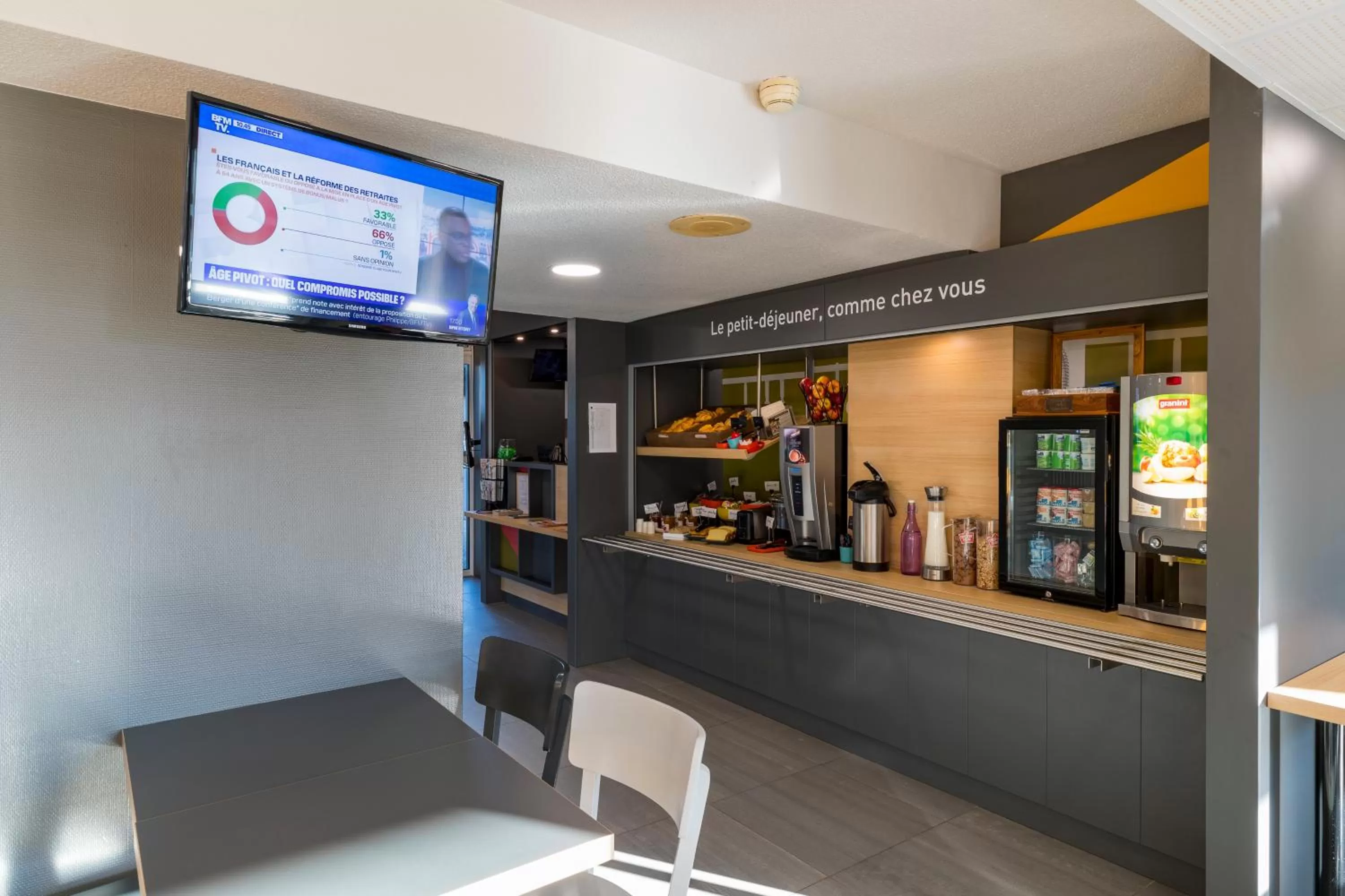 Buffet breakfast in B&B HOTEL Auxerre Bourgogne