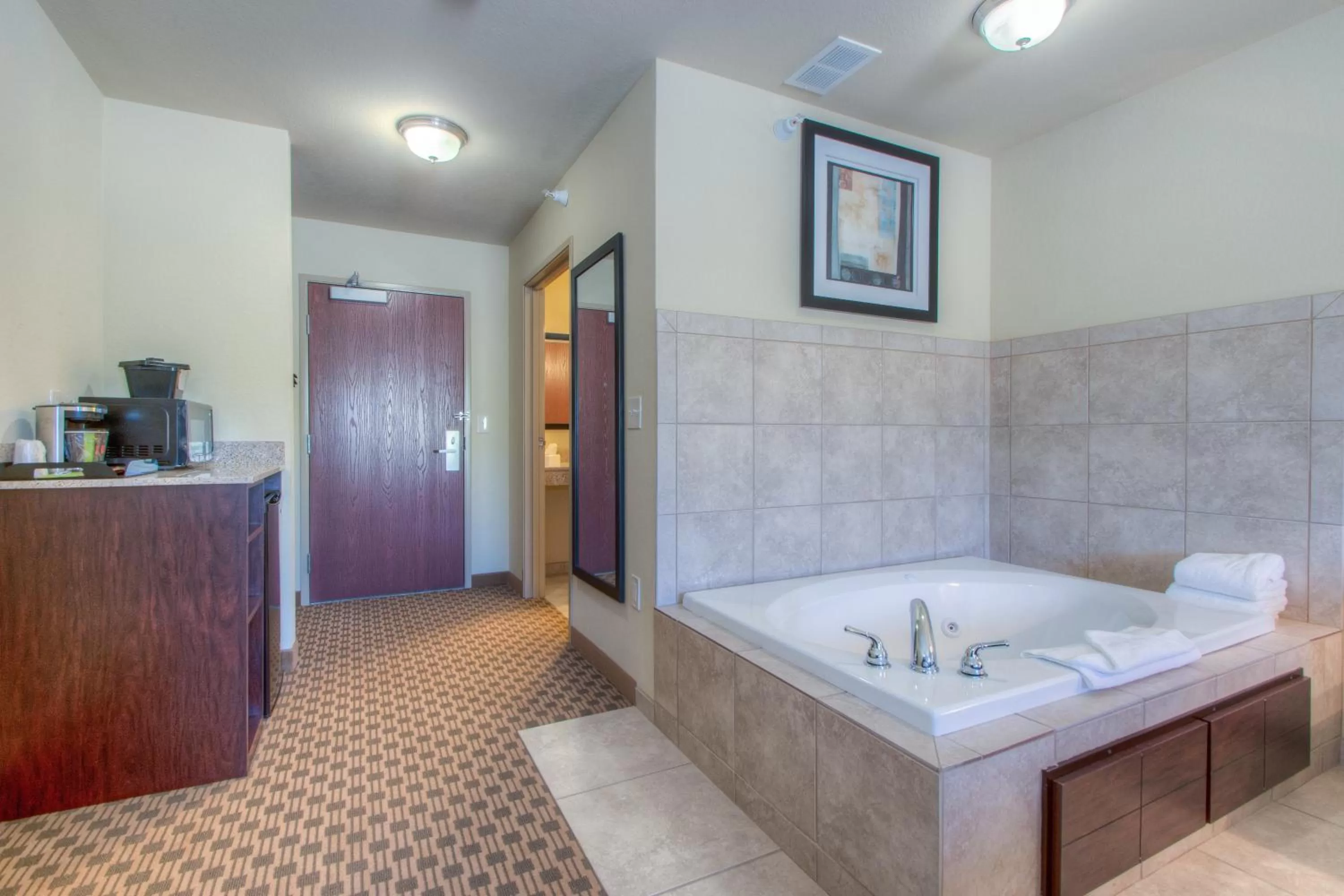 Bath, Bed in Cobblestone Inn & Suites - Harper