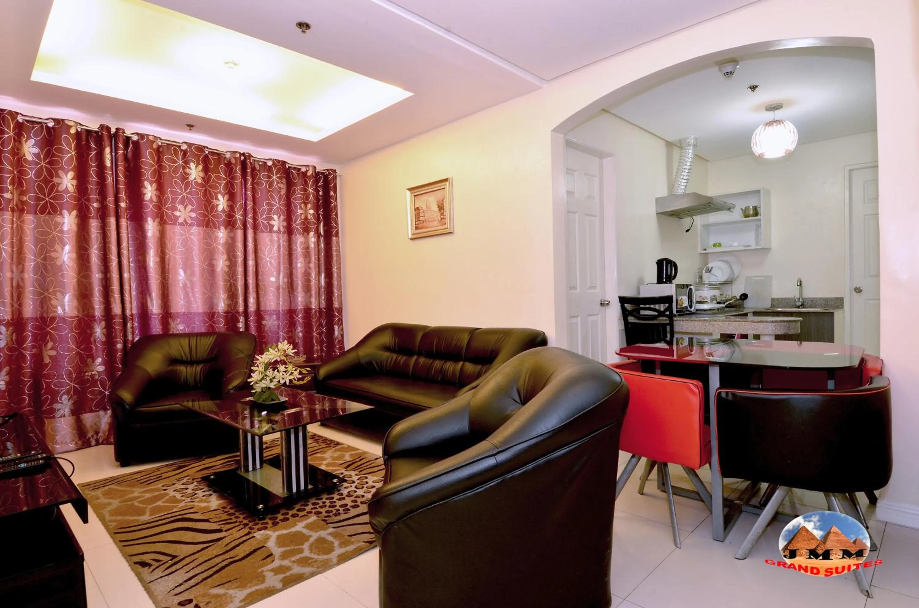 Kitchen or kitchenette, Seating Area in Jmm Apartment Suites