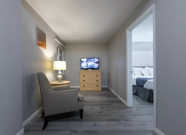 Seating area, Bed in Sunglow Motel