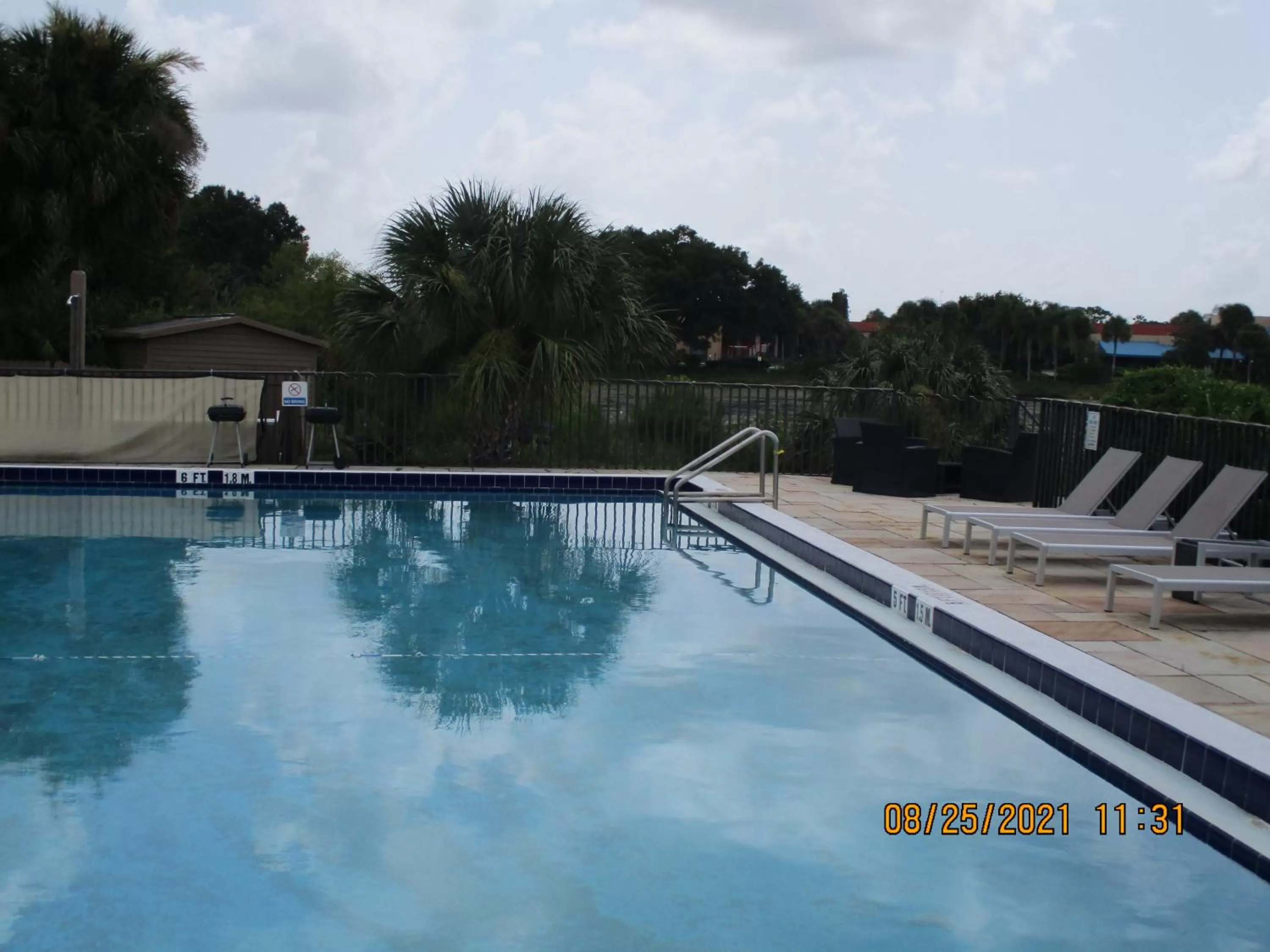 BBQ facilities in Quality Inn & Suites Kissimmee by The Lake