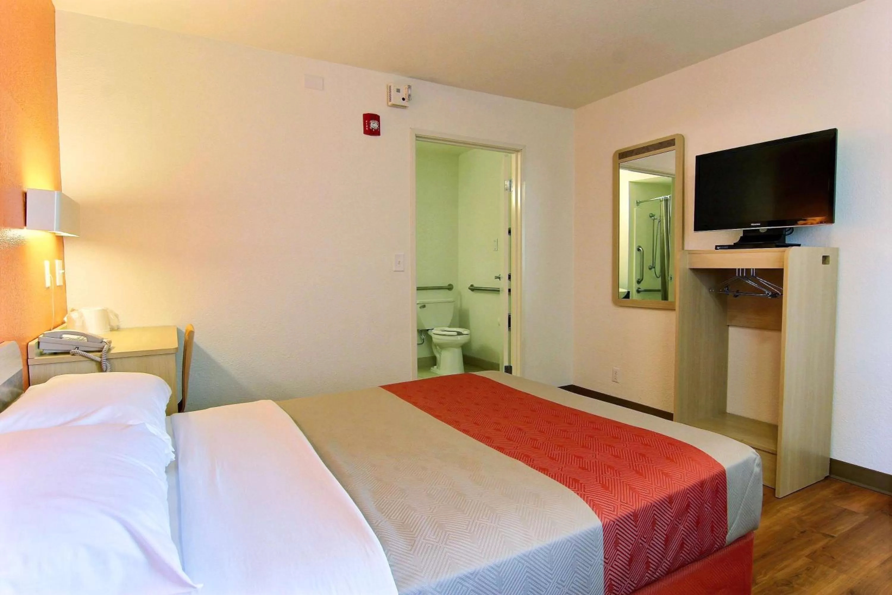 Photo of the whole room, Bed in Motel 6-Kingsville, TX