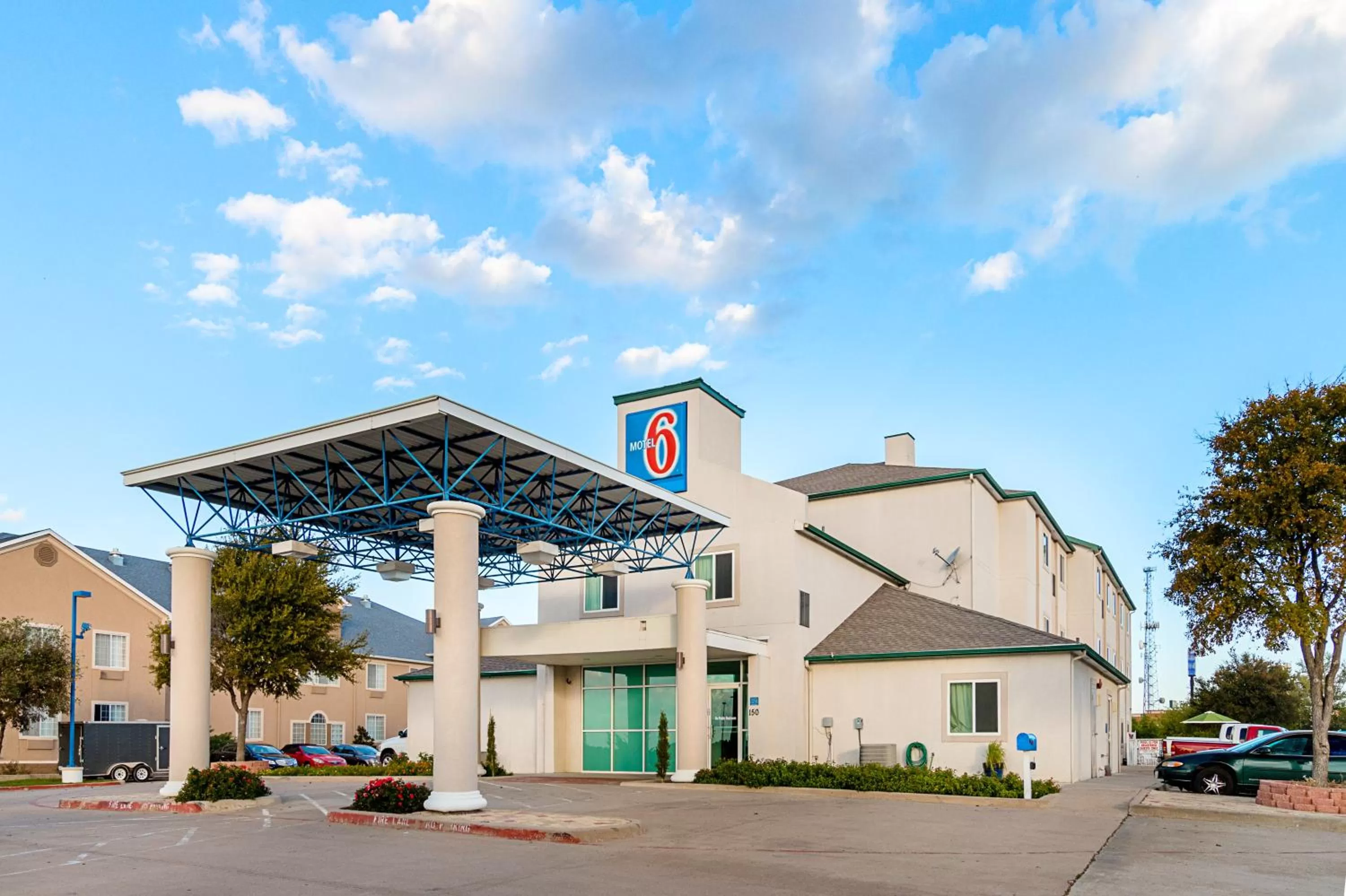 Facade/entrance in Motel 6-Weatherford, TX
