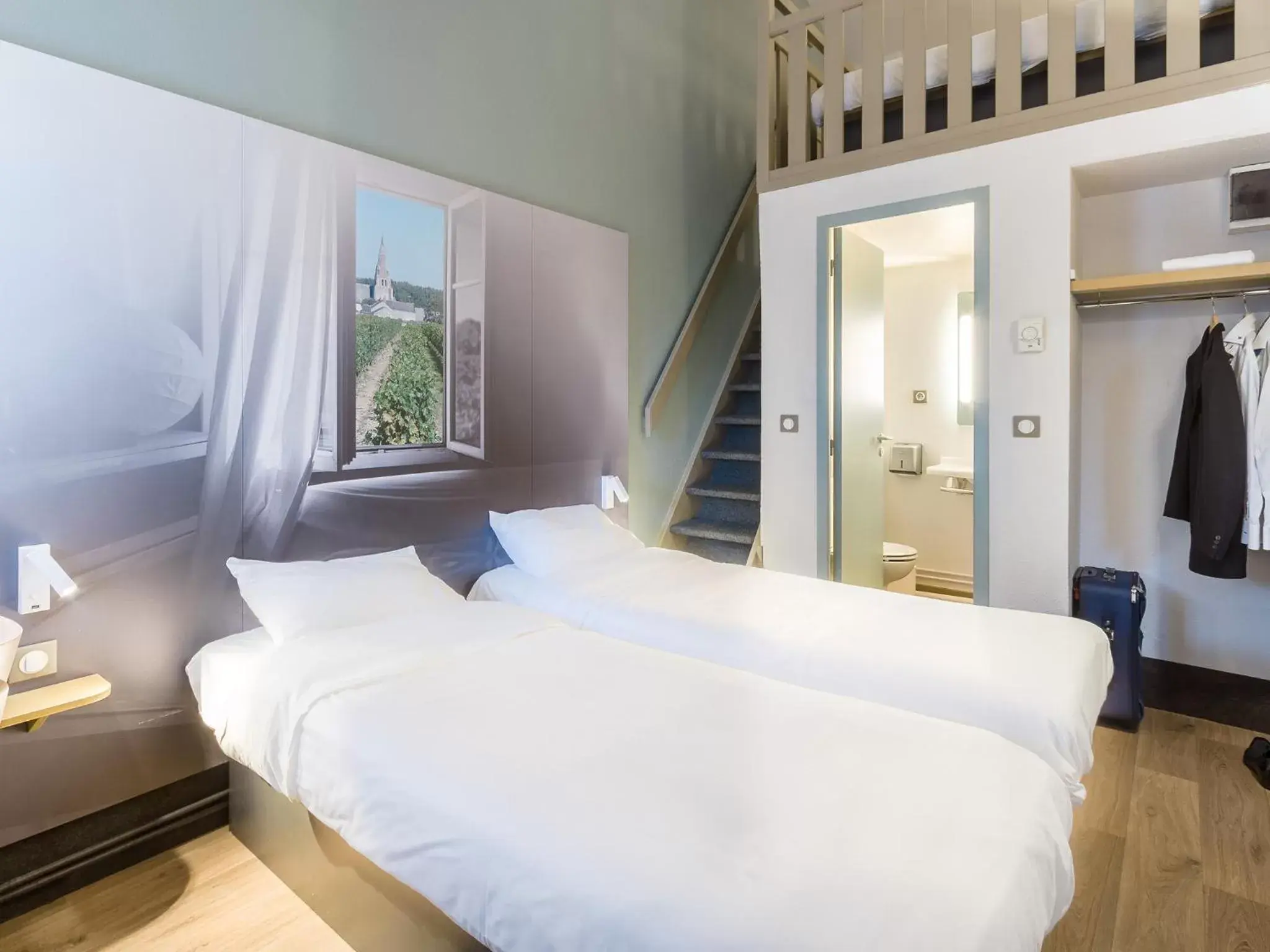 Classic Quadruple Room in B&B HOTEL Tours Nord 1 Val de Loire Classic Quadruple Room in B&B HOTEL Tours Nord 1 Val de Loire