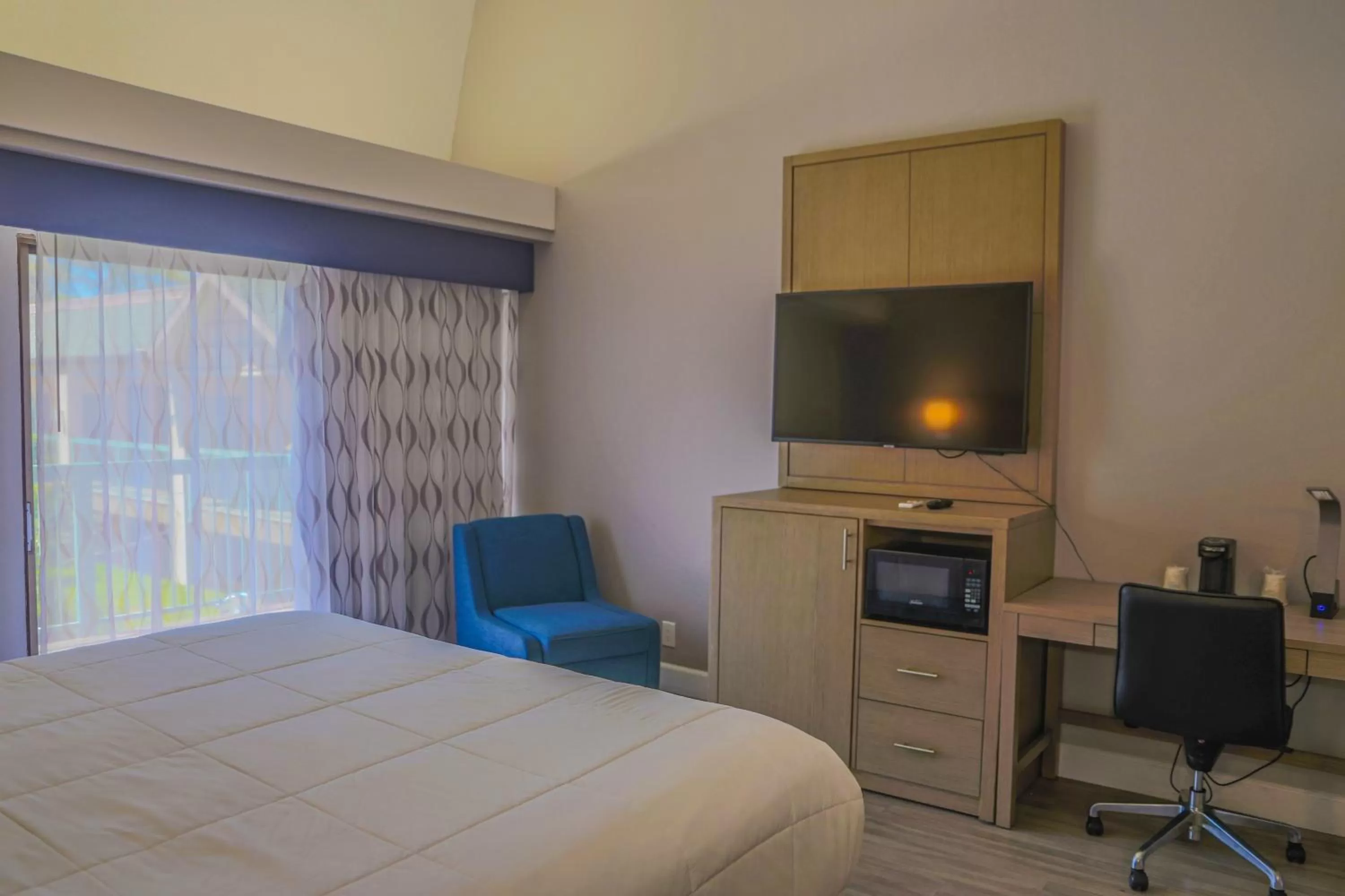 Bed in Days Inn by Wyndham Redwood City