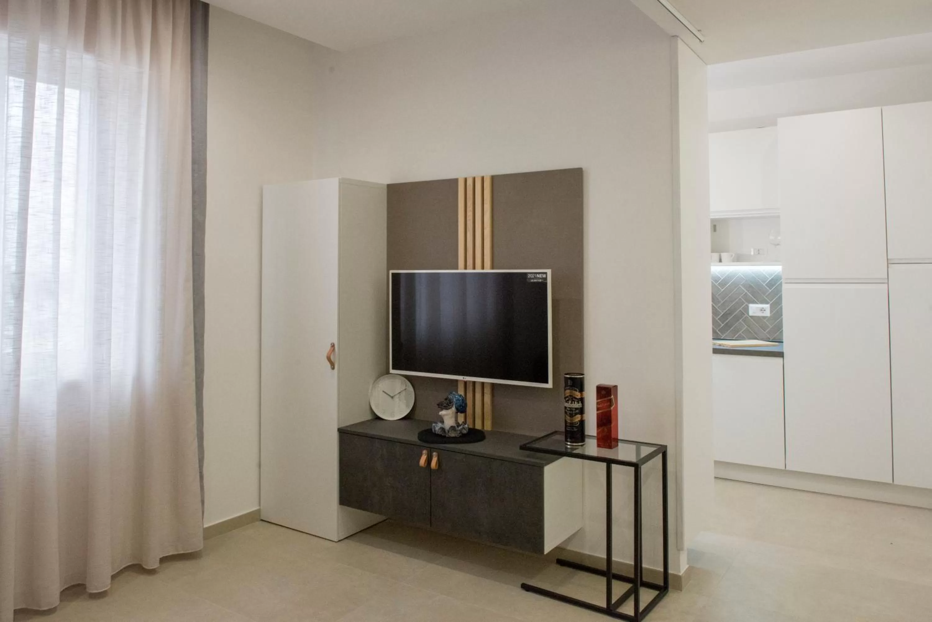 TV and multimedia, TV/Entertainment Center in Leflole Residence B&B