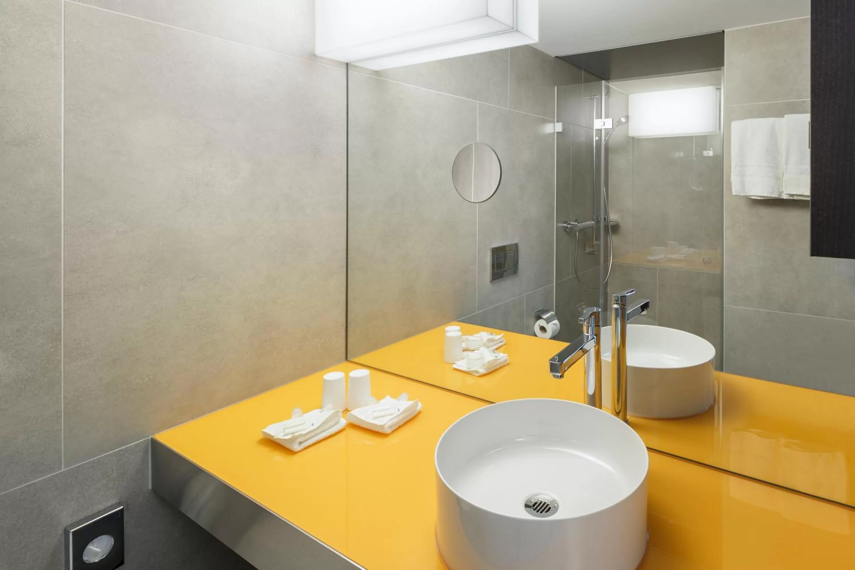 Bathroom in Züri by Fassbind