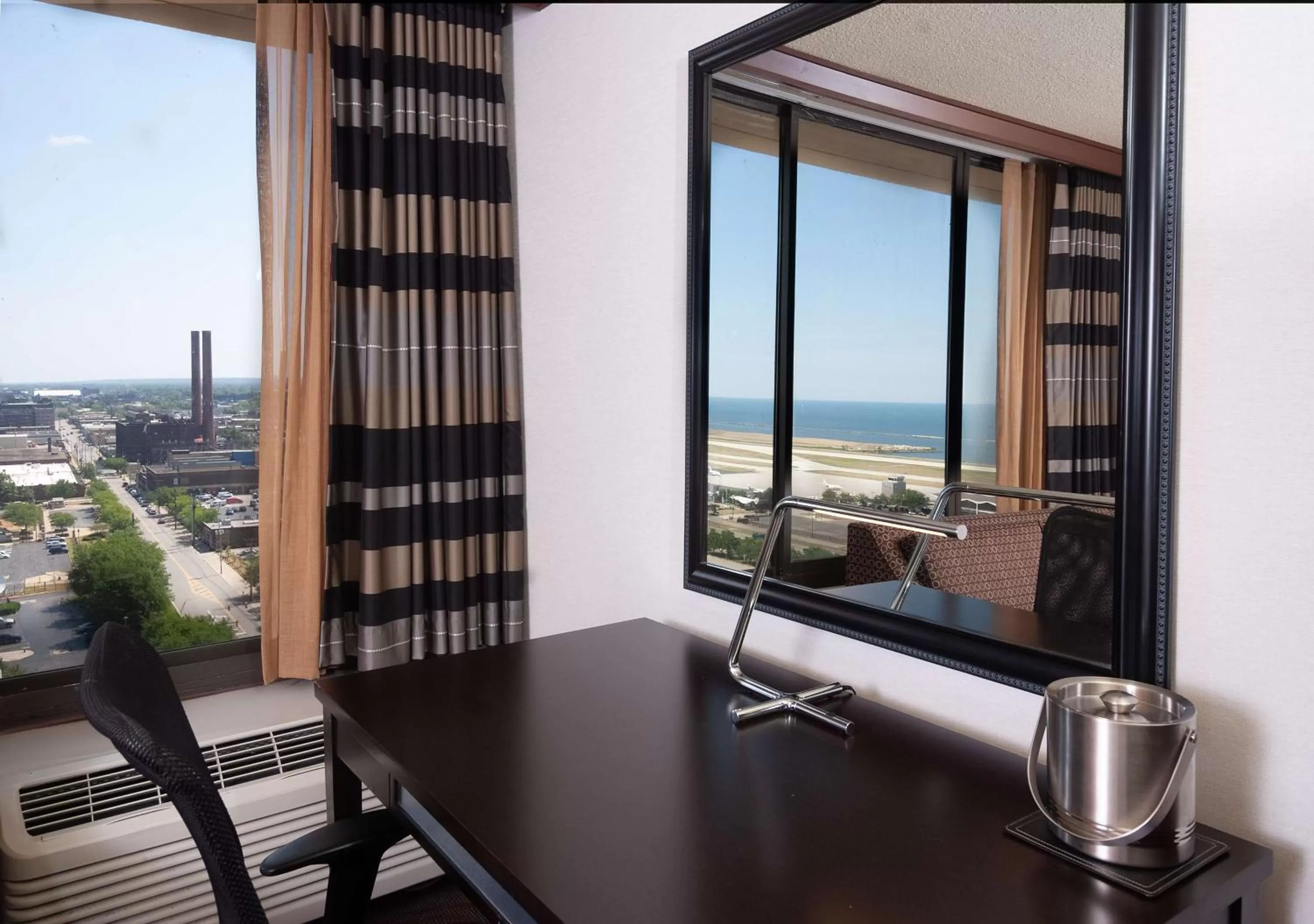 Bedroom in DoubleTree by Hilton Hotel Cleveland Downtown - Lakeside