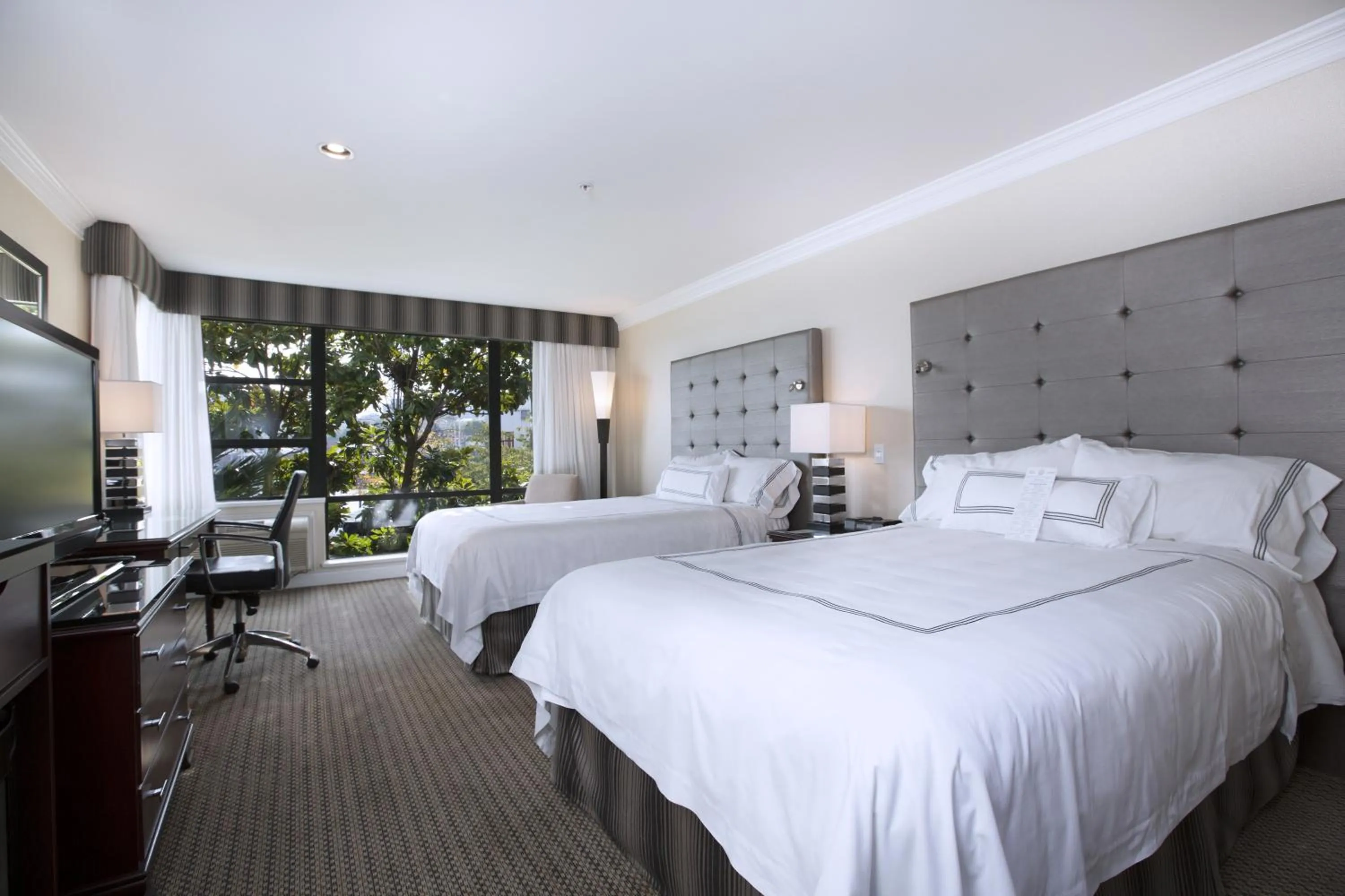 Photo of the whole room, Bed in Granville Island Hotel