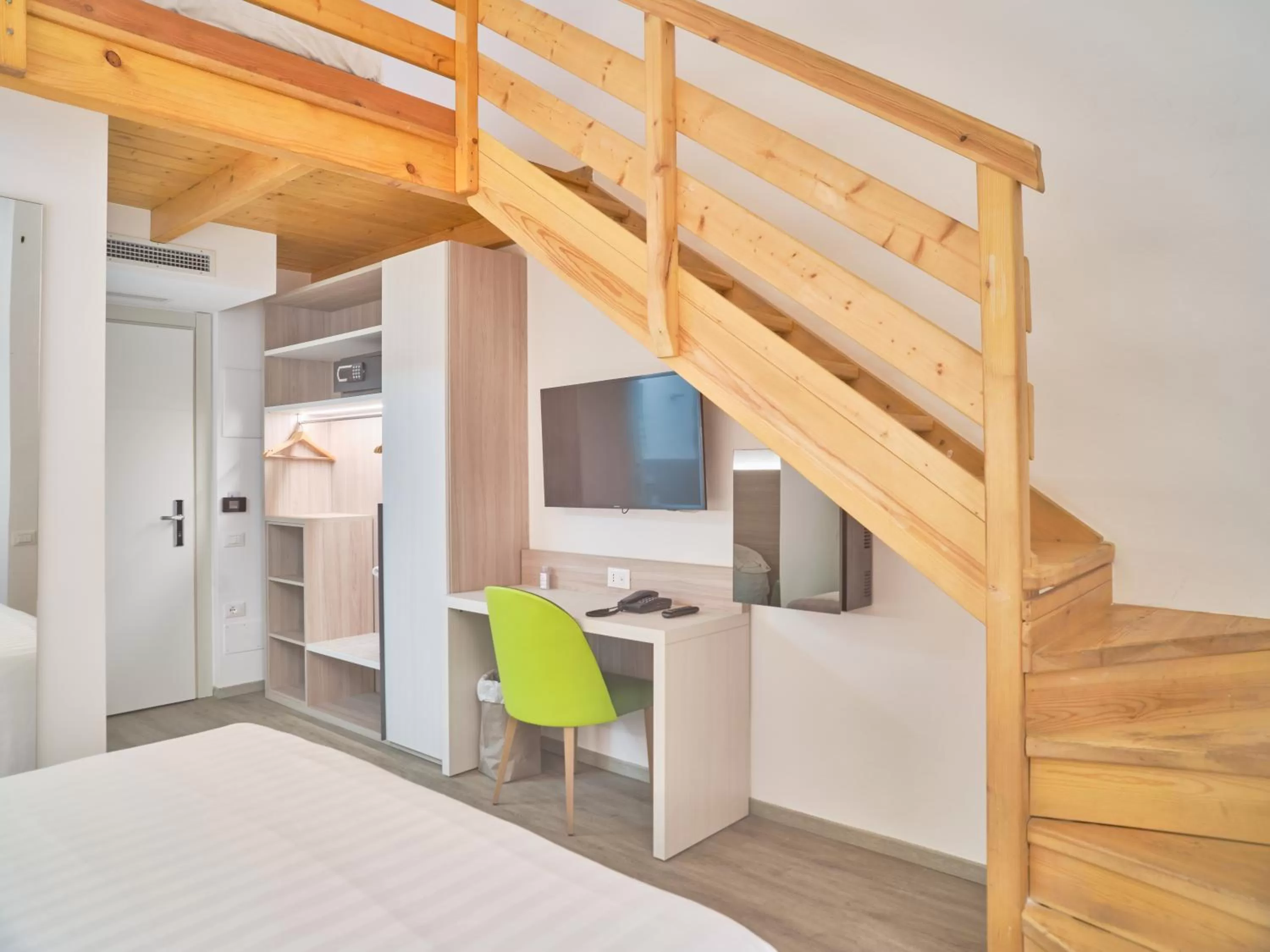 Communal lounge/ TV room, TV/Entertainment Center in Hotel Medusa