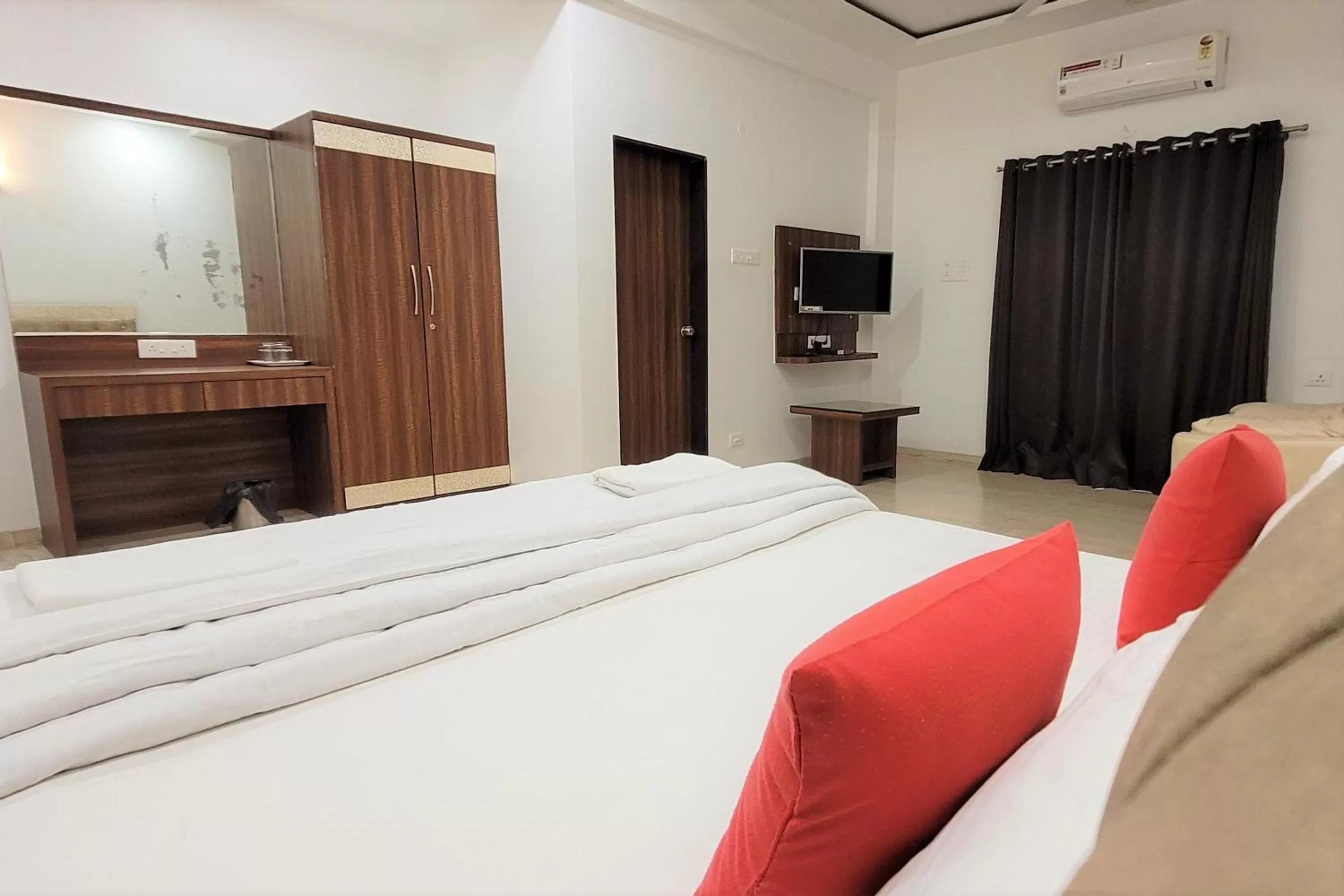 Photo of the whole room, Bed in Hotel Om Inn - Talegaon Dabhade