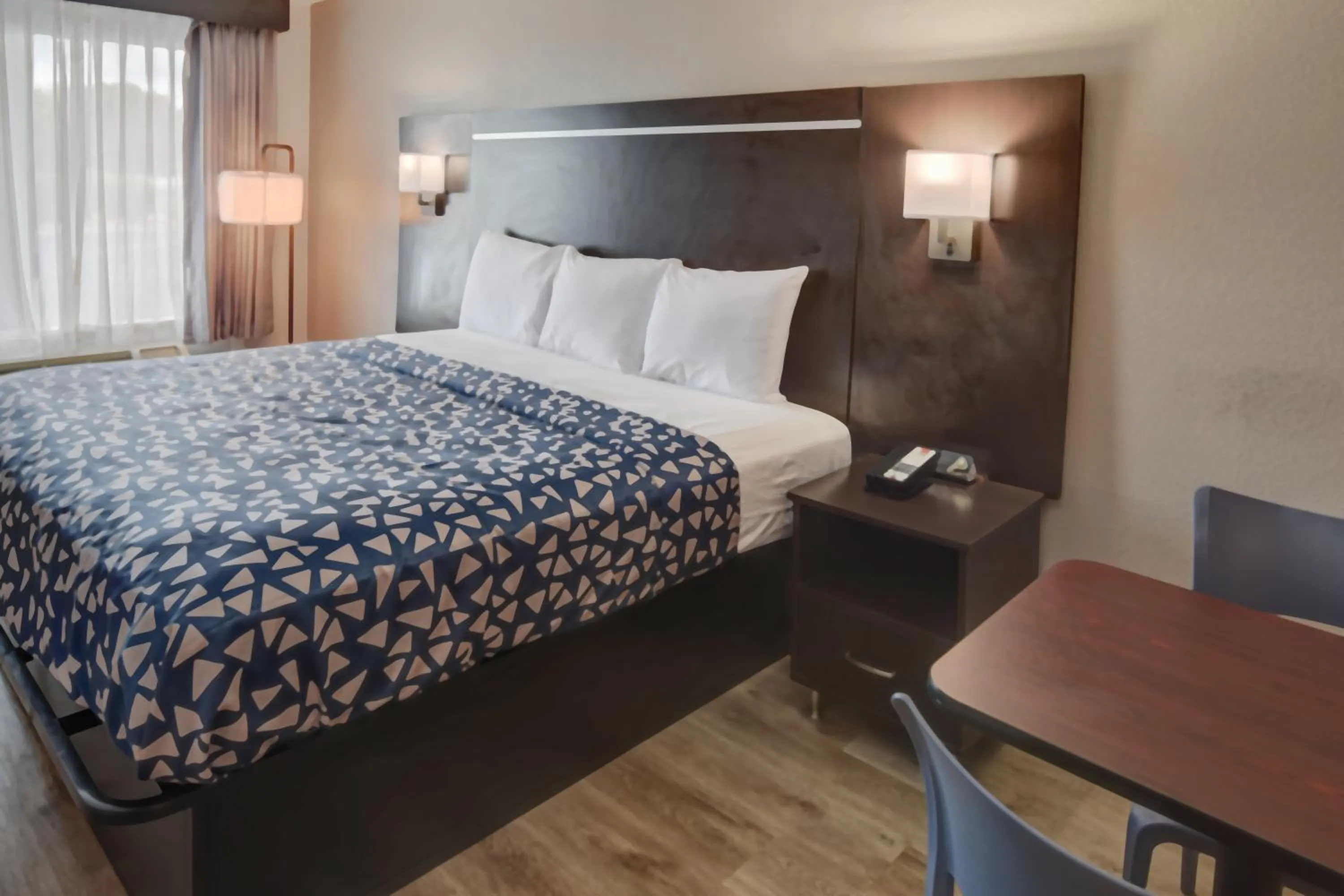 Bed in Econo Lodge Sevierville-Pigeon Forge on the River