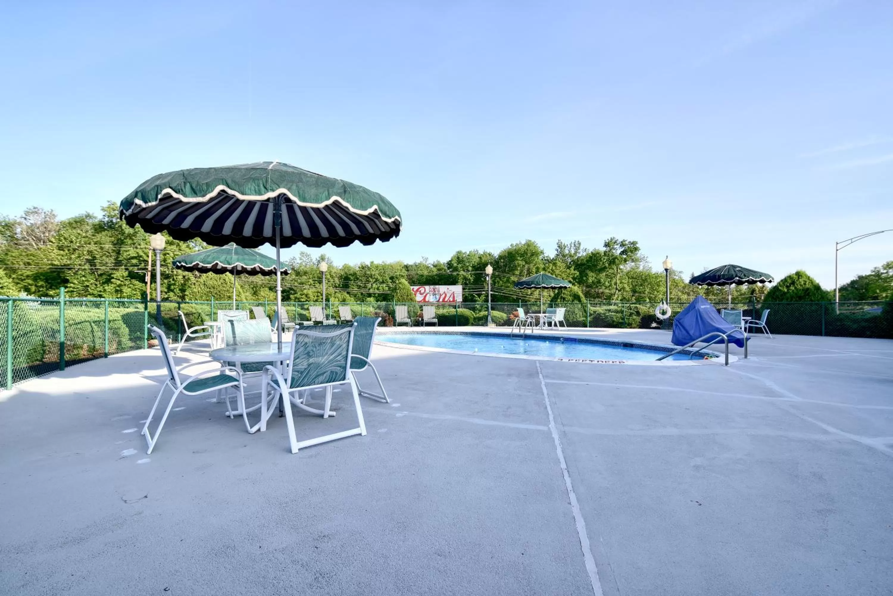 Swimming pool in Roosevelt Inn & Suites Saratoga Springs