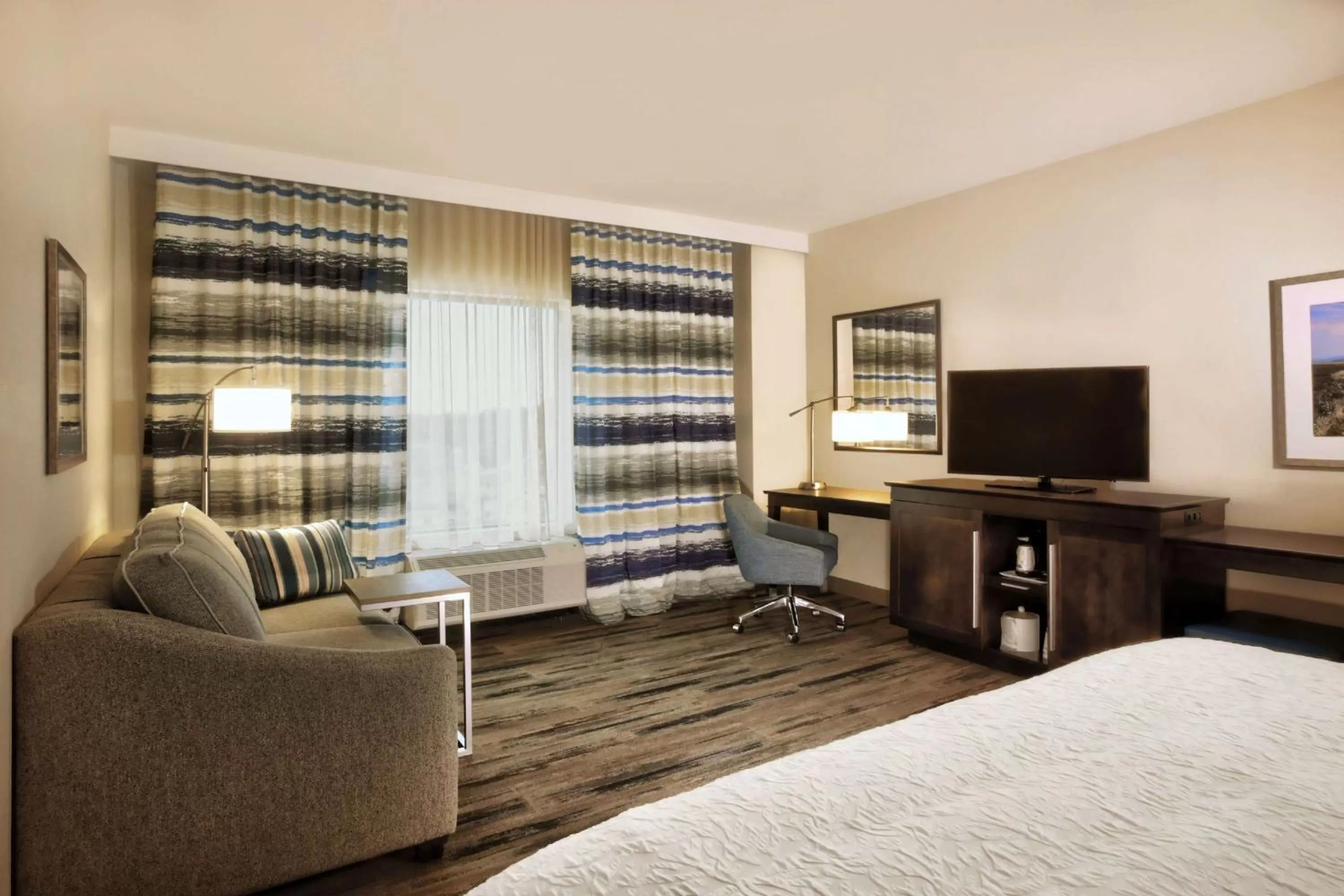 Bedroom, Bed in Hampton Inn & Suites By Hilton Baltimore/Aberdeen, Md