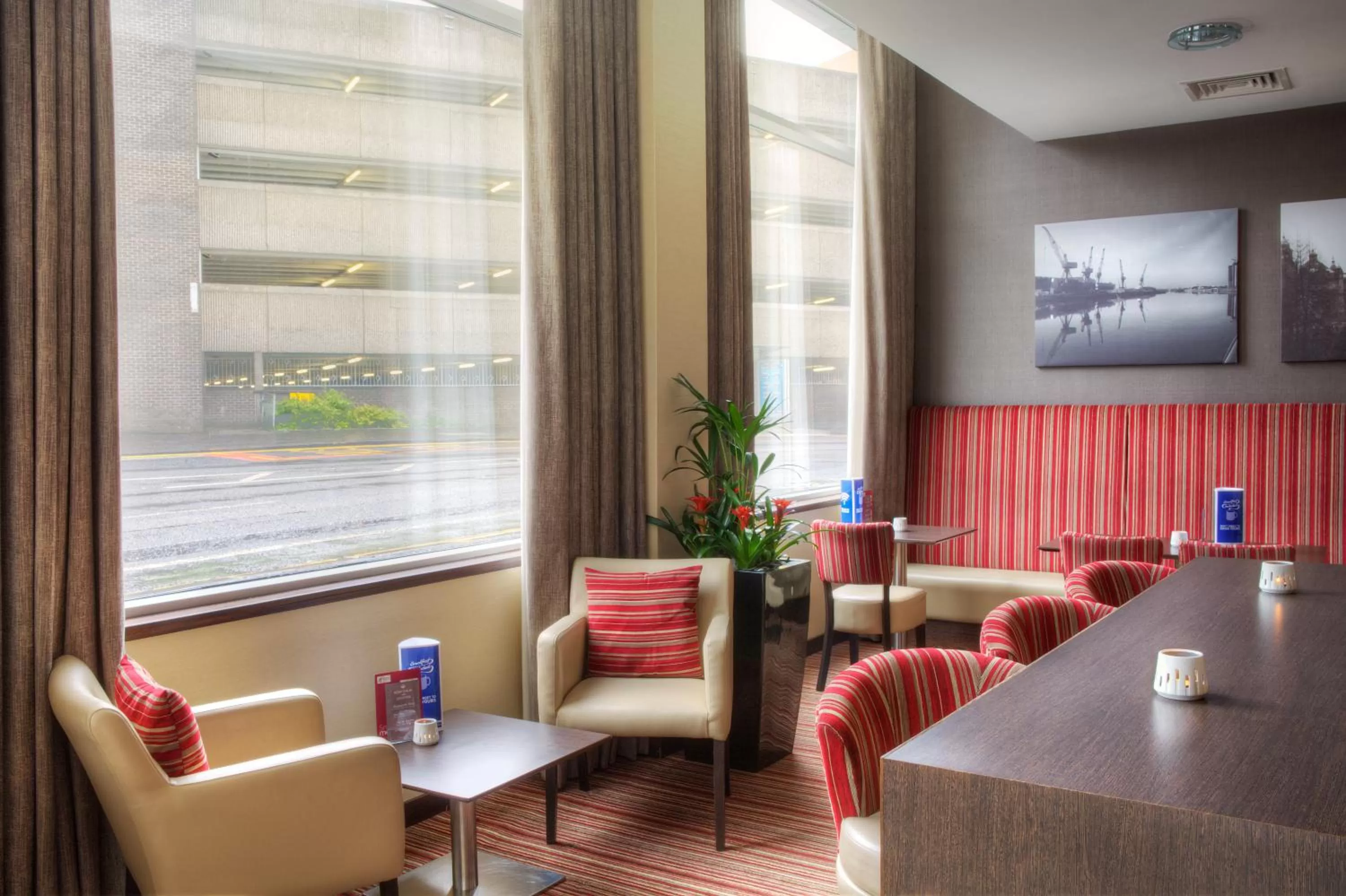 Lounge or bar in Holiday Inn Express - Glasgow - City Ctr Theatreland by IHG