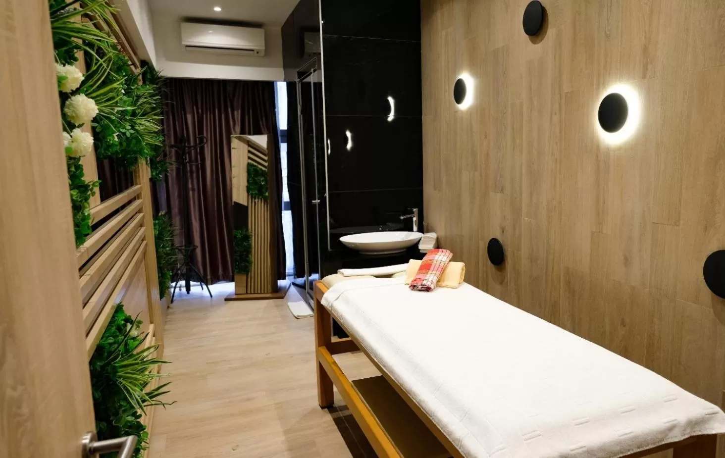 Massage in Hollywood Hotel
