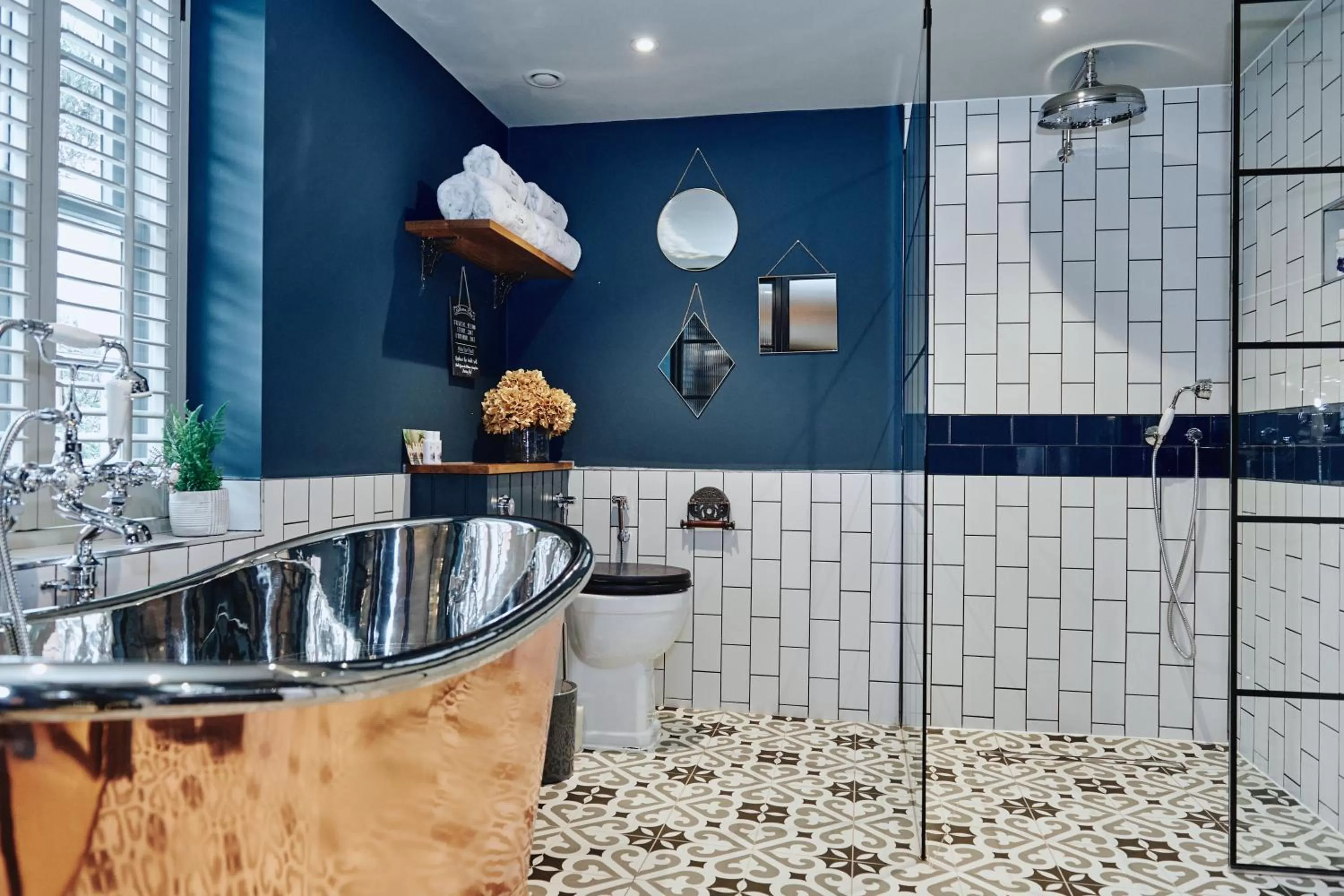 Shower in Kings Arms - Egham-Windsor