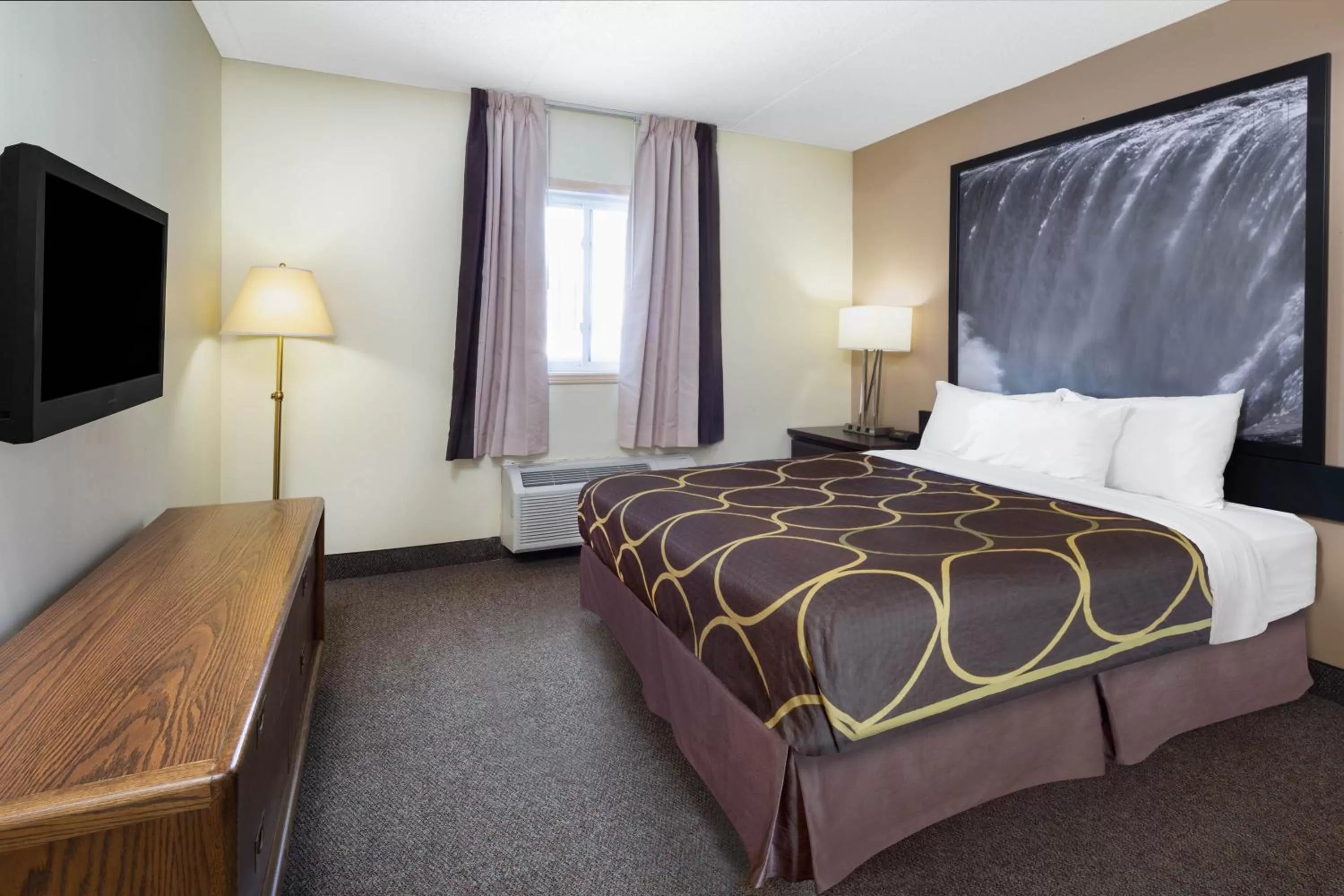 Photo of the whole room, Bed in Super 8 by Wyndham Niagara Falls by the Falls