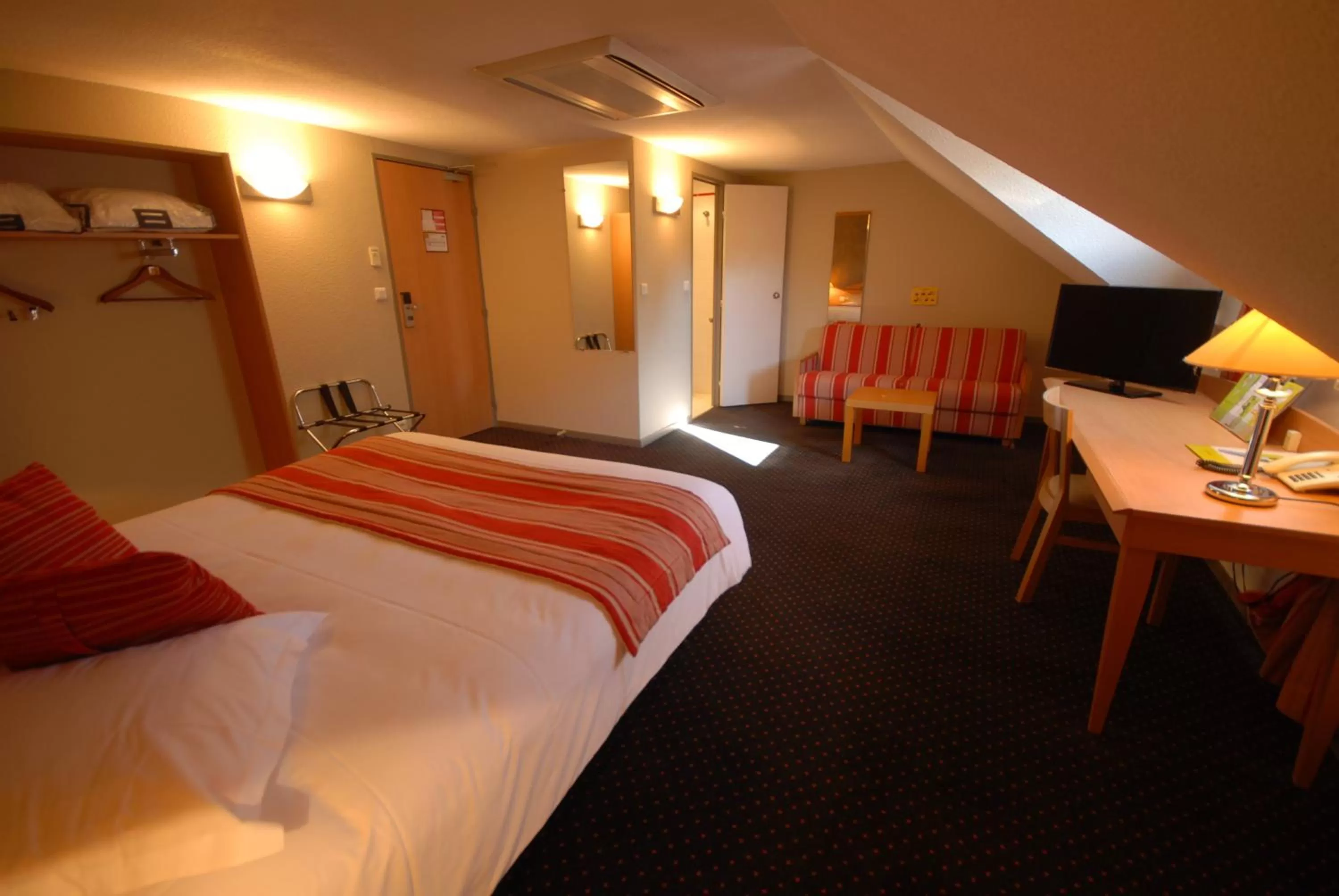 TV and multimedia, Bed in Logis L'Orée de Chartres - Barjouville