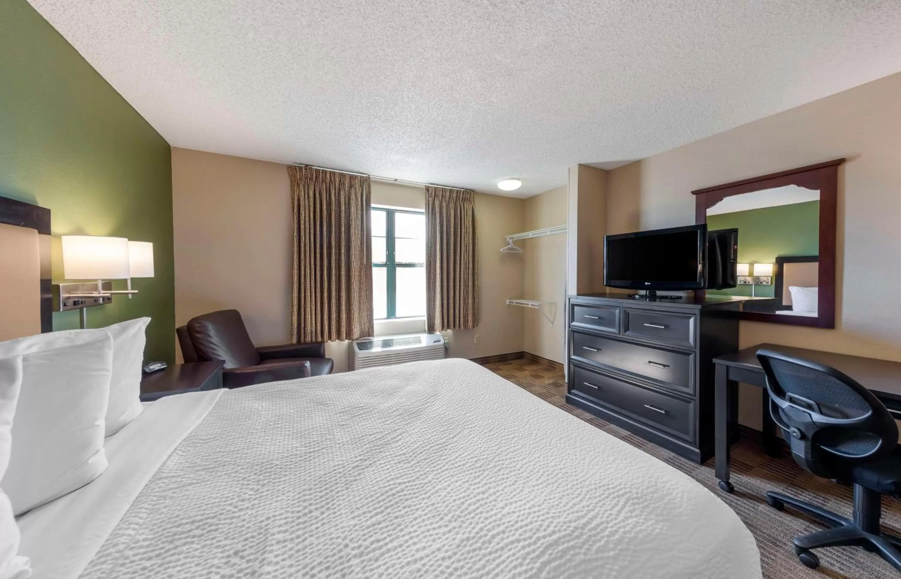 Bedroom, Bed in Extended Stay America Suites - Orange County - Katella Ave
